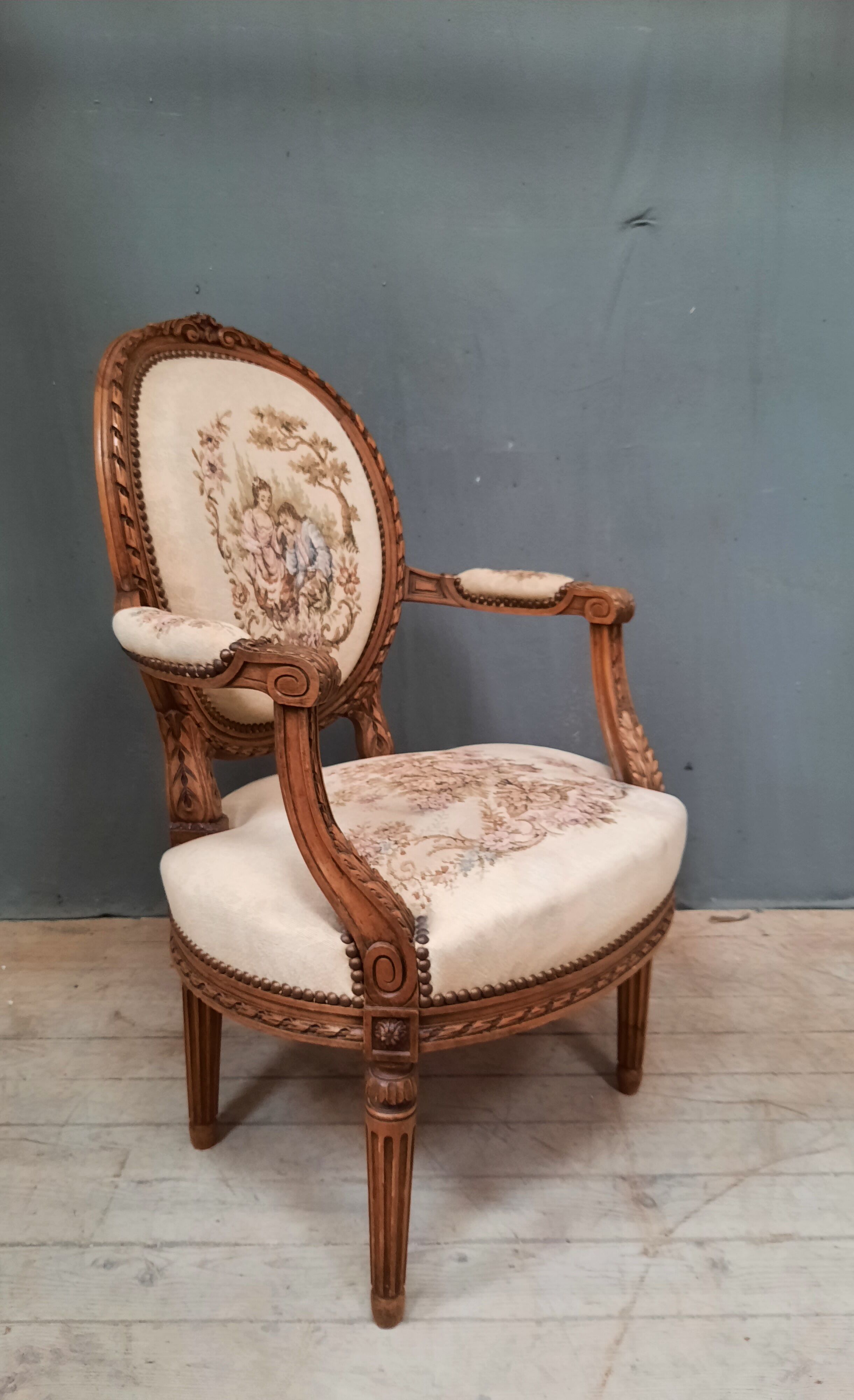 Paire de fauteuils style Louis XVI