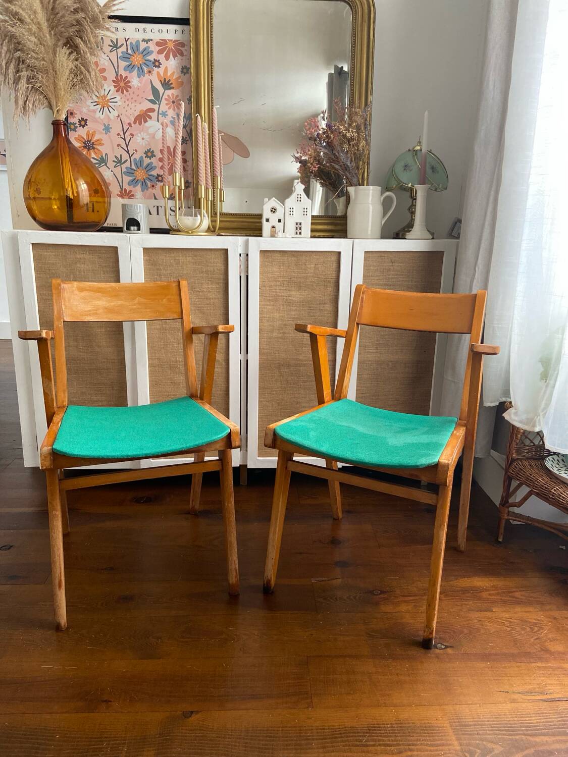 Lot de deux fauteuils Bridge Skaï pieds compas. Fauteuils scandinave vintage.