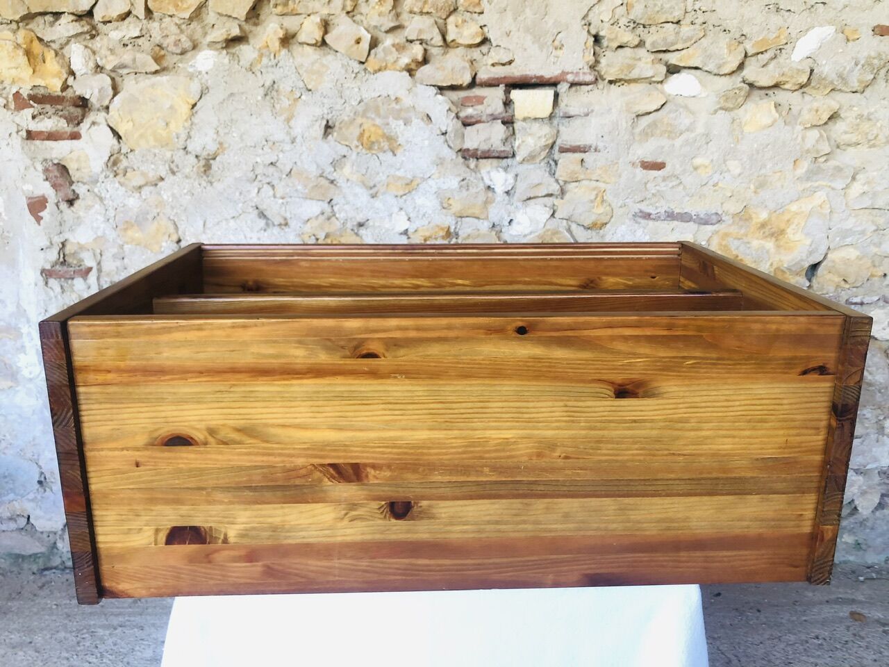 Étagère murale vintage avec portes coulissantes en plexiglass