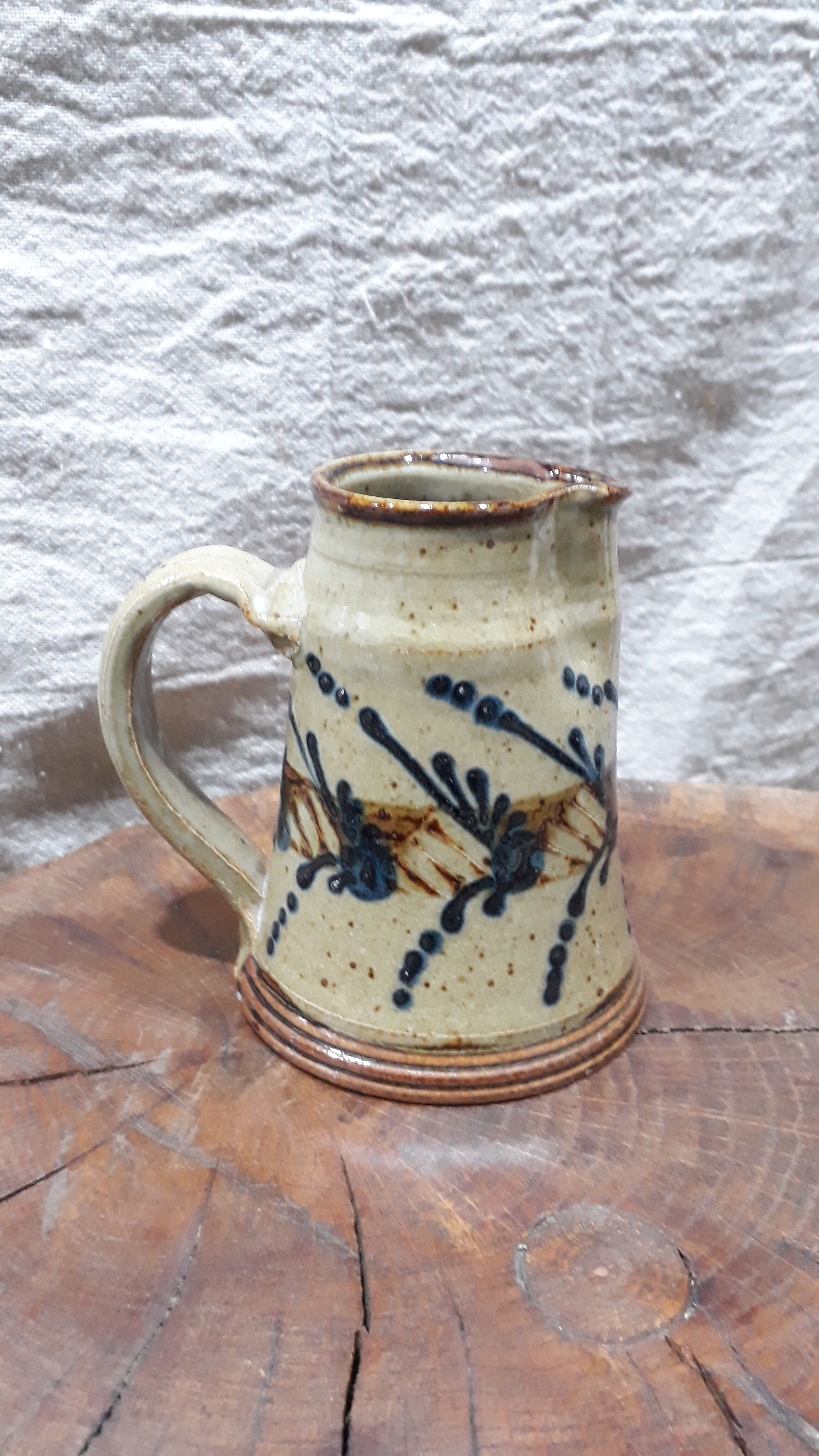 Pichet en terre de berry décoré à la main et signé