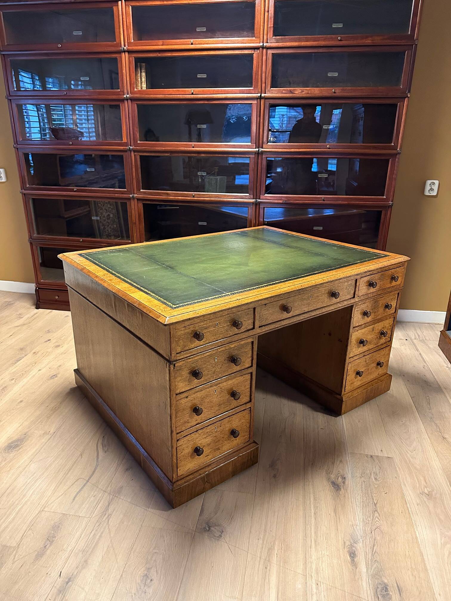 Antique Partnersdesk