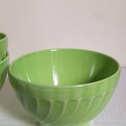 Quatre bols en faïence vert printemps vintages