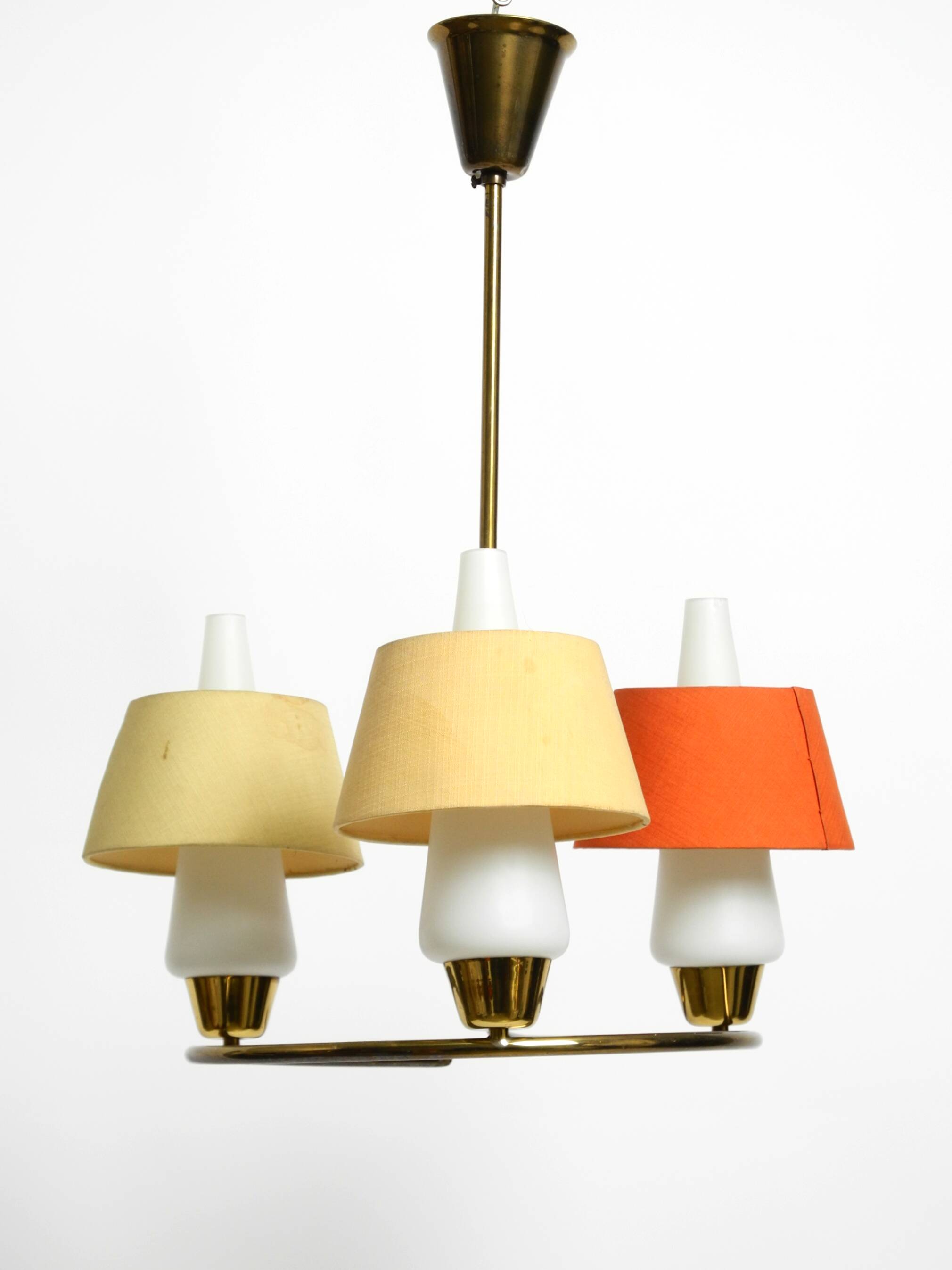 Lampe de plafond en laiton du milieu du siècle avec des abat-jours en verre et en tissu par JT Kalmar