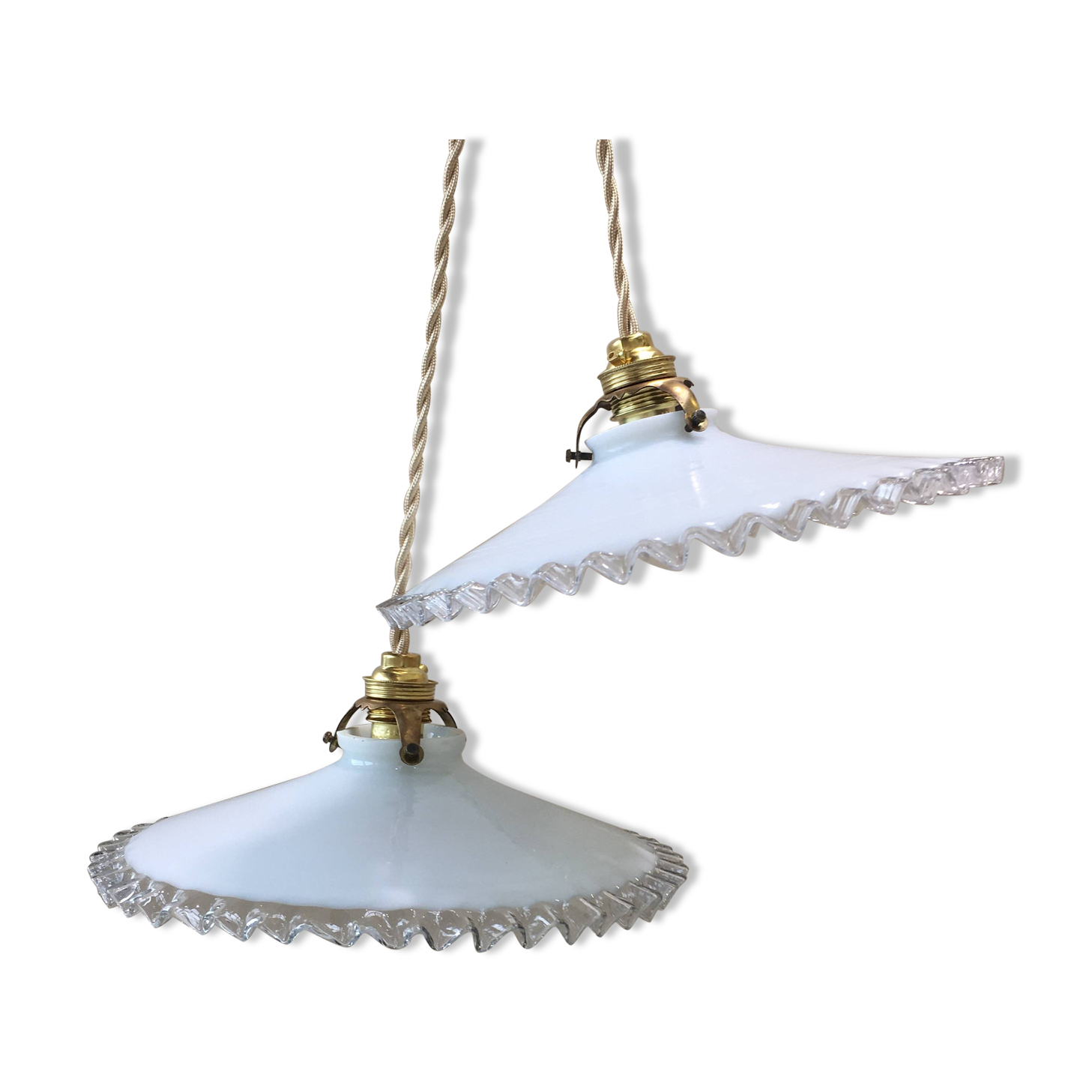 Pair of pendants in white opaline and transparent serrated edges