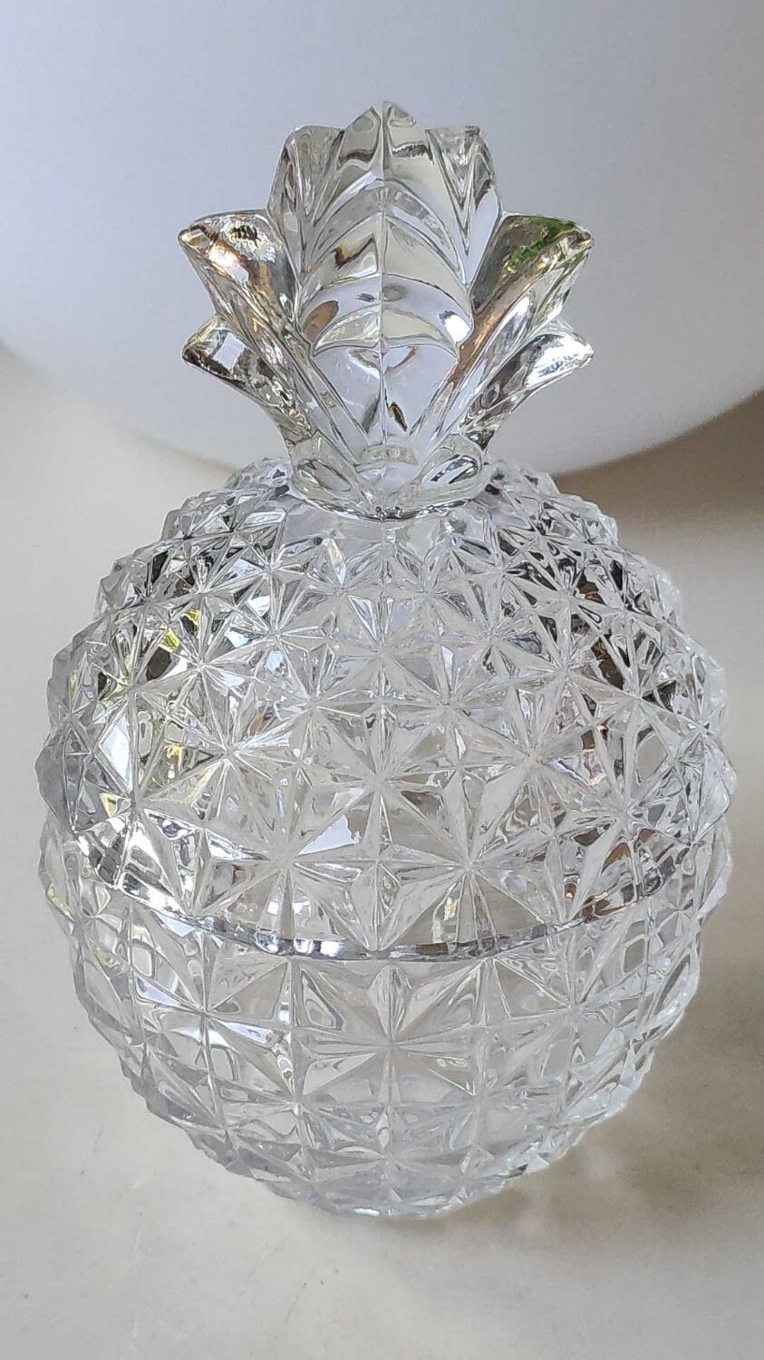 Sugar box in molded crystal