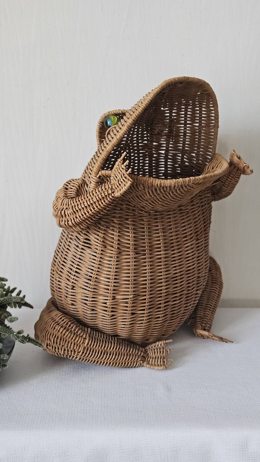 Vintage rattan frog magazine rack