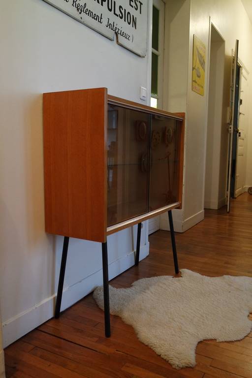 Small window on high metal feet