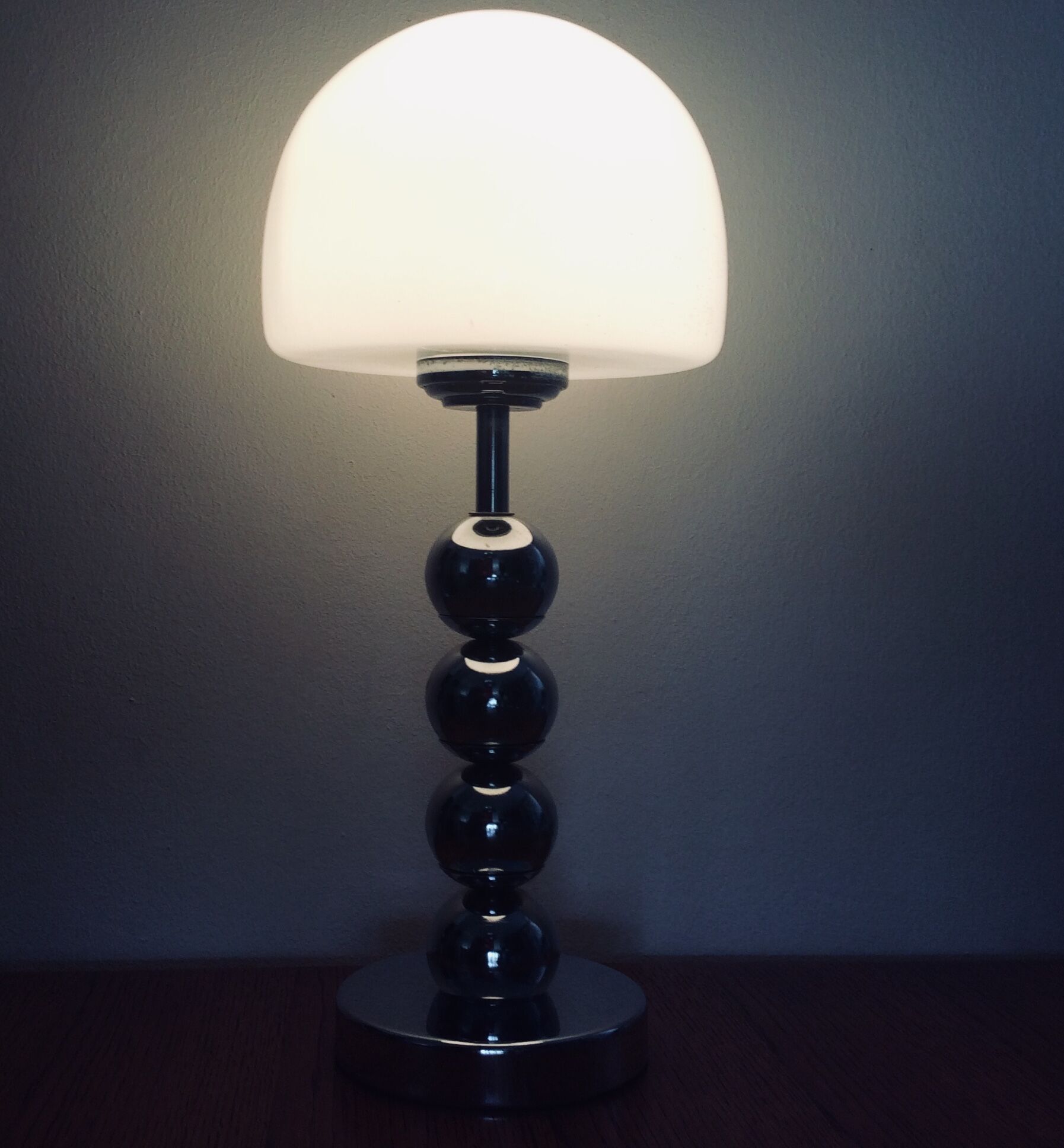 Lampe champignon vintage années 70 pied chromé  et globe opaline