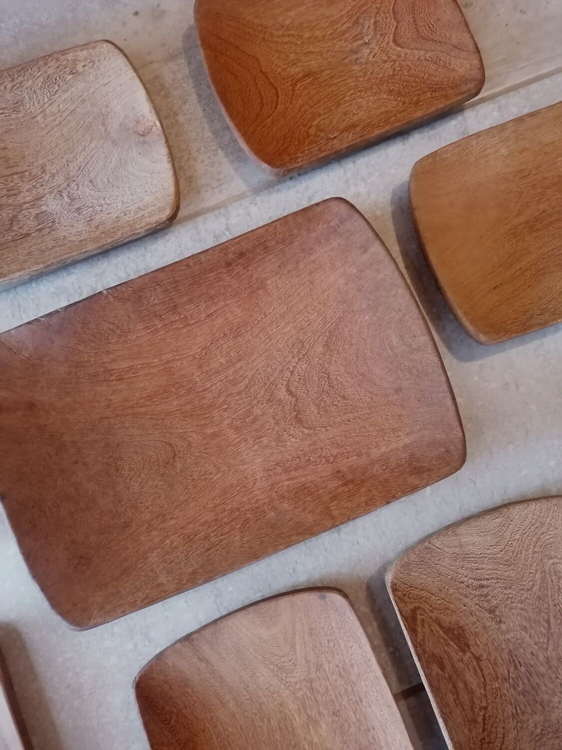 Ensemble assiettes et plat scandinave en bois massif vintage