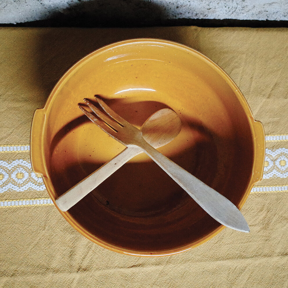 Salad bowl in glazed ochre sandstone