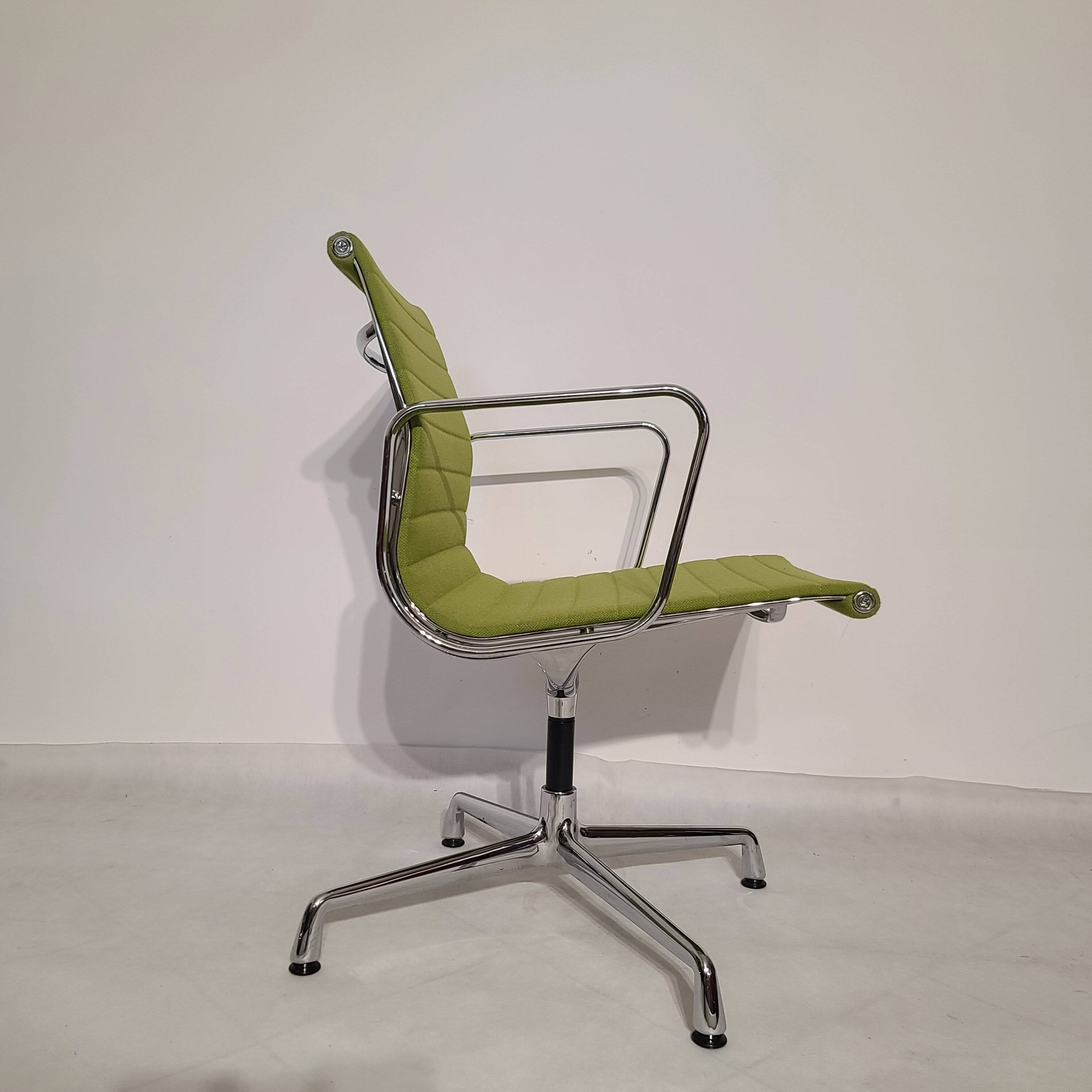 Chaise pivotante Vitra EA 108 Aluminium