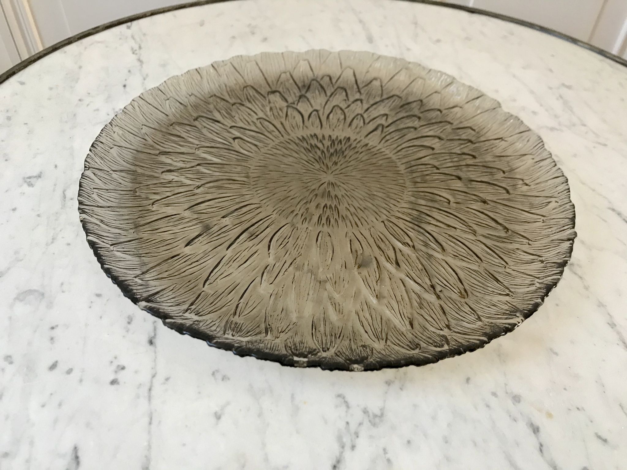 Plat rond en verre fumé motif fleur années 70
