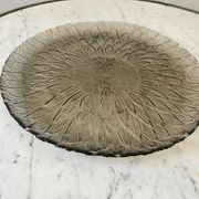 Plat rond en verre fumé motif fleur années 70