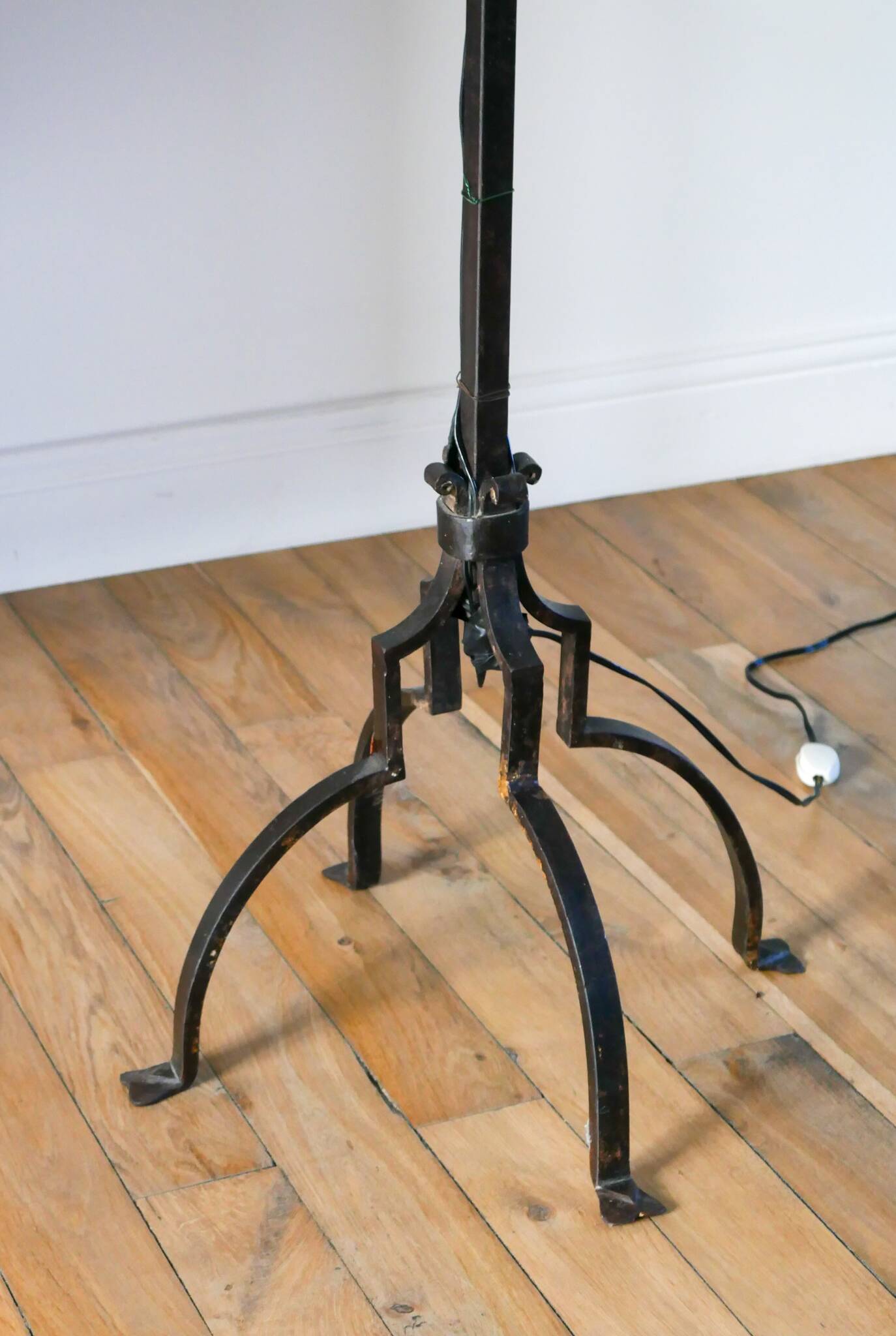 Grand Brutalist floor lamp in wrought iron, six lights, 1970.