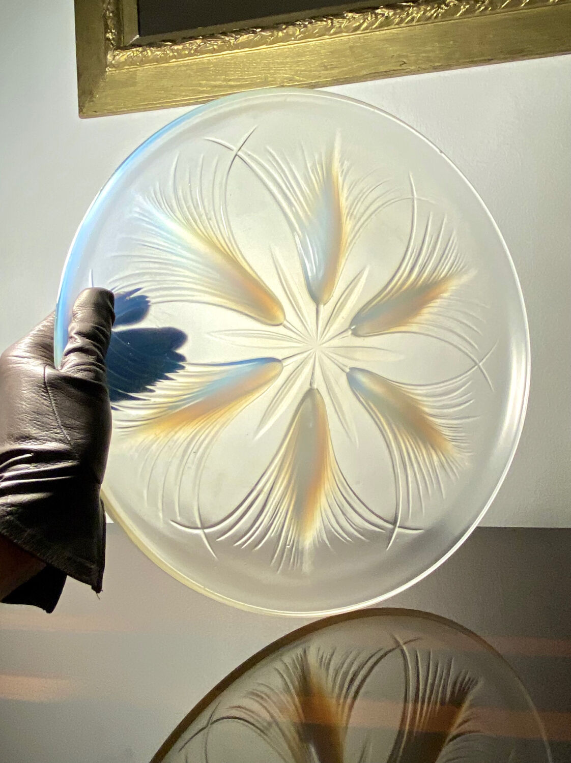 Verlys opalescent /opaline decorative tray (d.32.3cm)