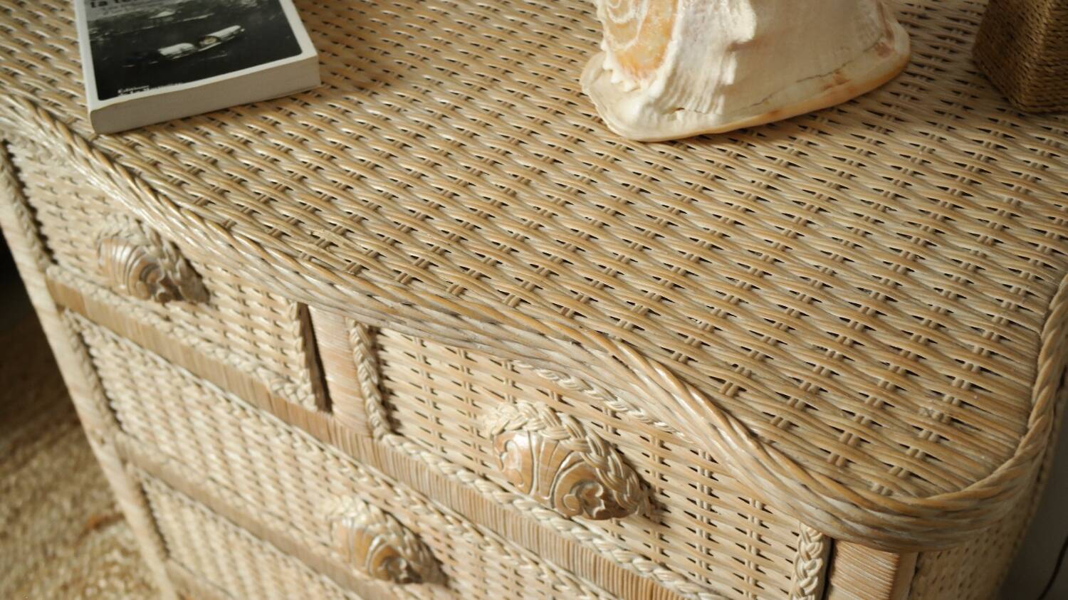 Commode en osier beige vintage