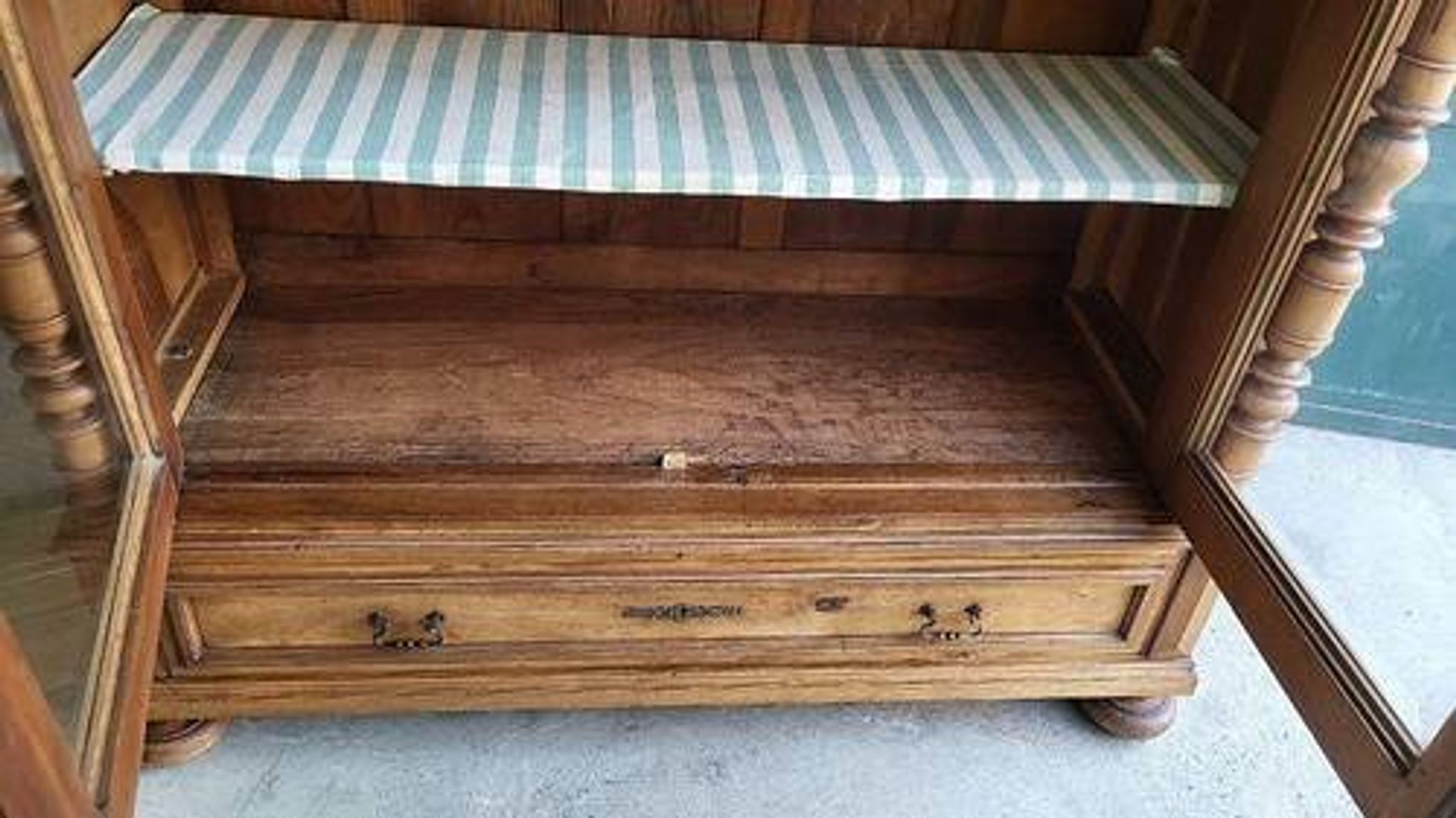 Display cabinet with 2 doors in walnut with bevelled glass from the 19th century.