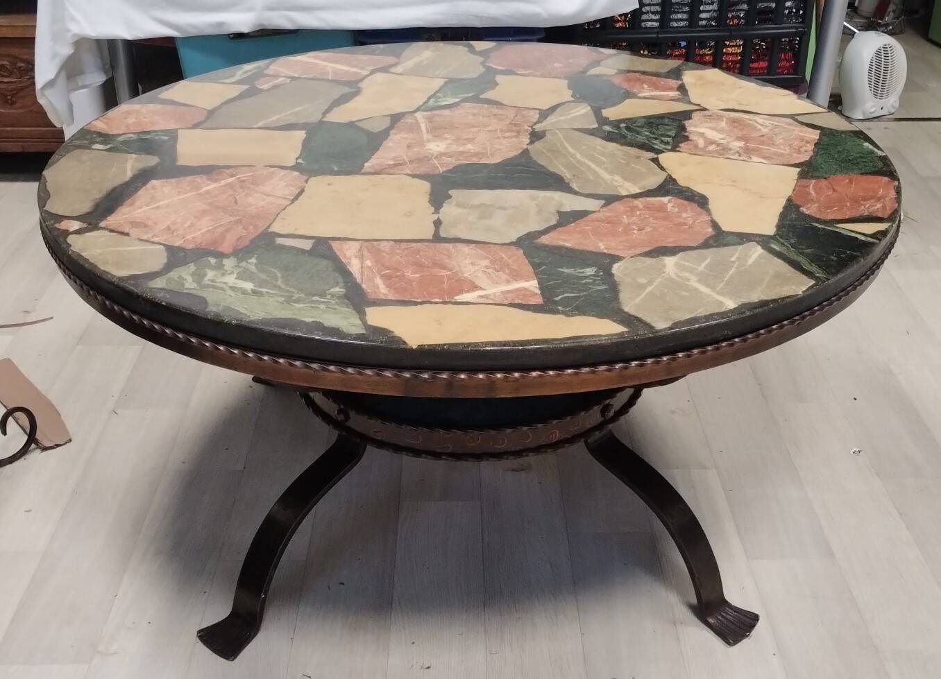 Round coffee table in wrought iron and marble