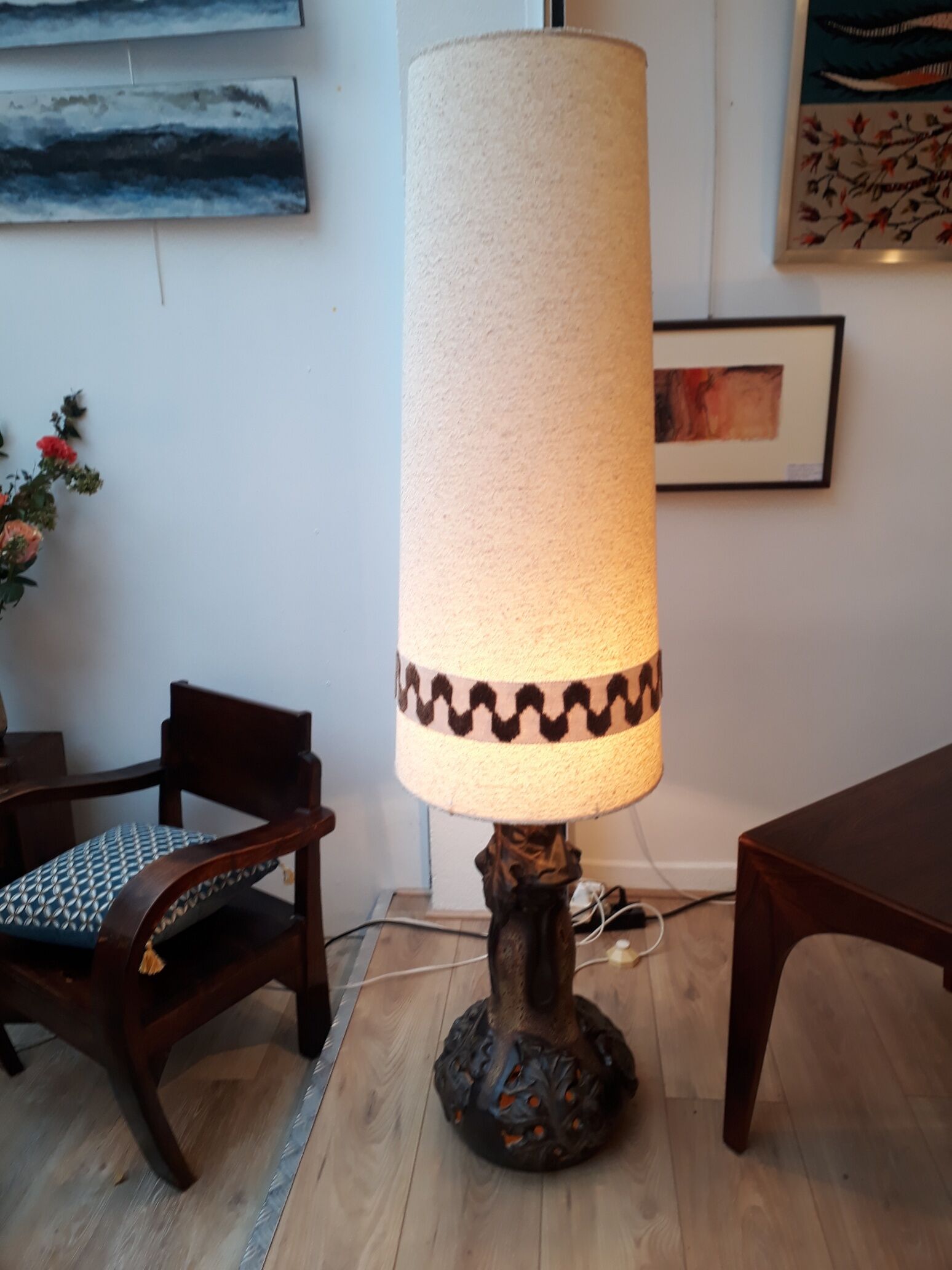 Ceramic lamp decorated with foliage