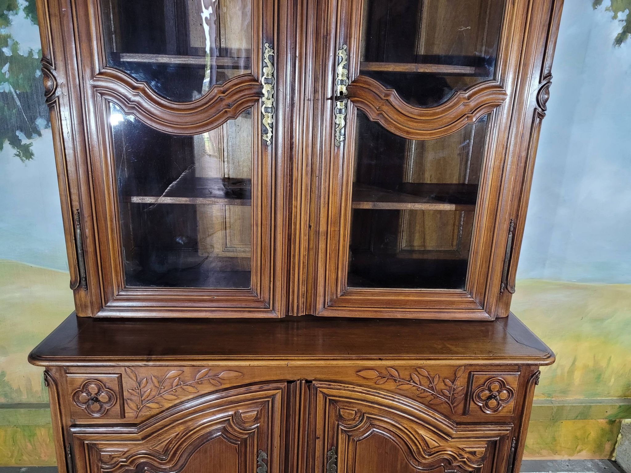 Buffet deux corps vitré en merisier époque Louis XV