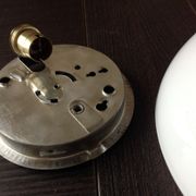 Plafonnier demi lune en opaline blanche vintage années 60-70
