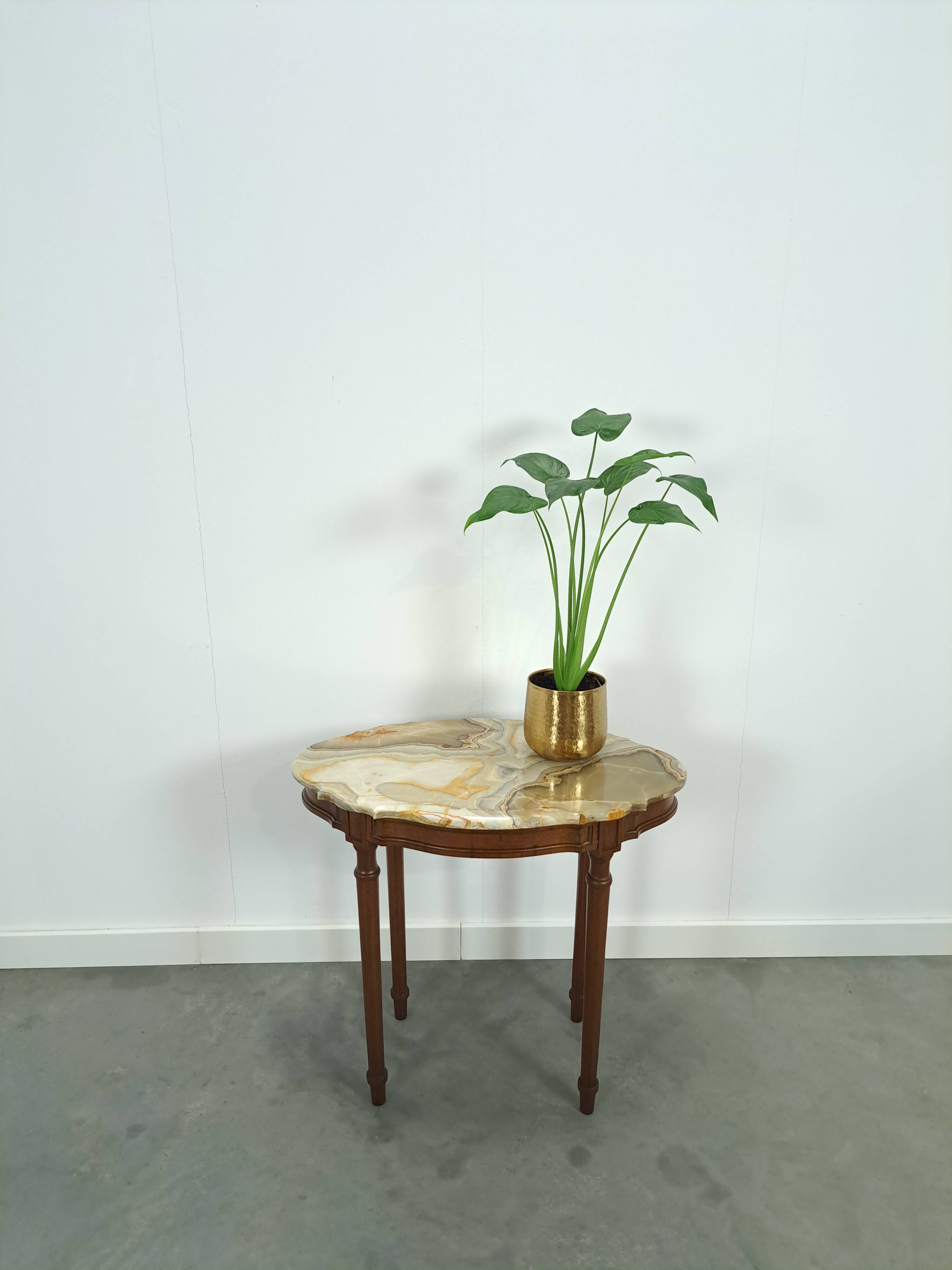 Oude houten tafel met marmeren blad