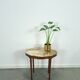 Oude houten tafel met marmeren blad