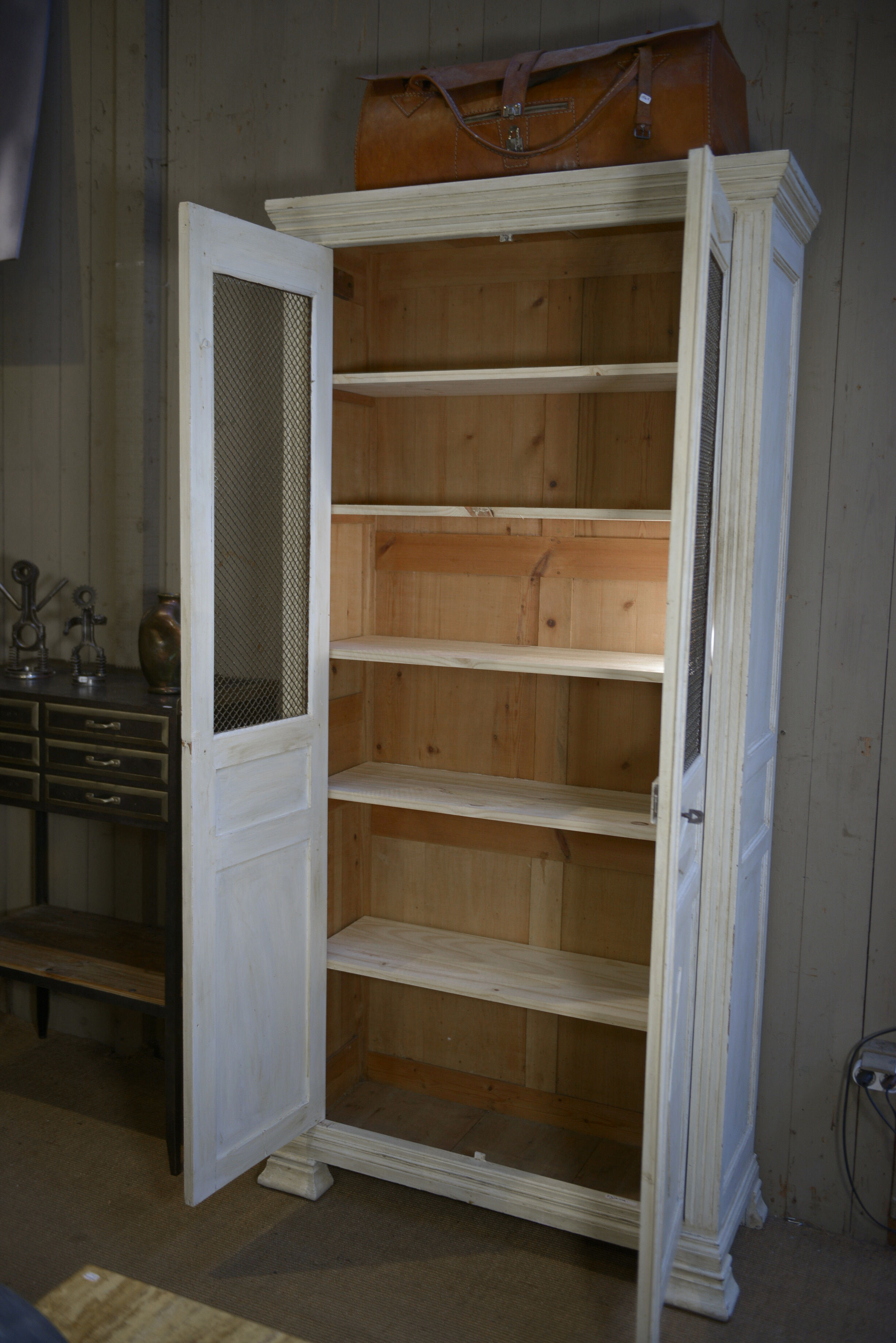 Showcase 2 doors mesh in fir 1930 patinated white