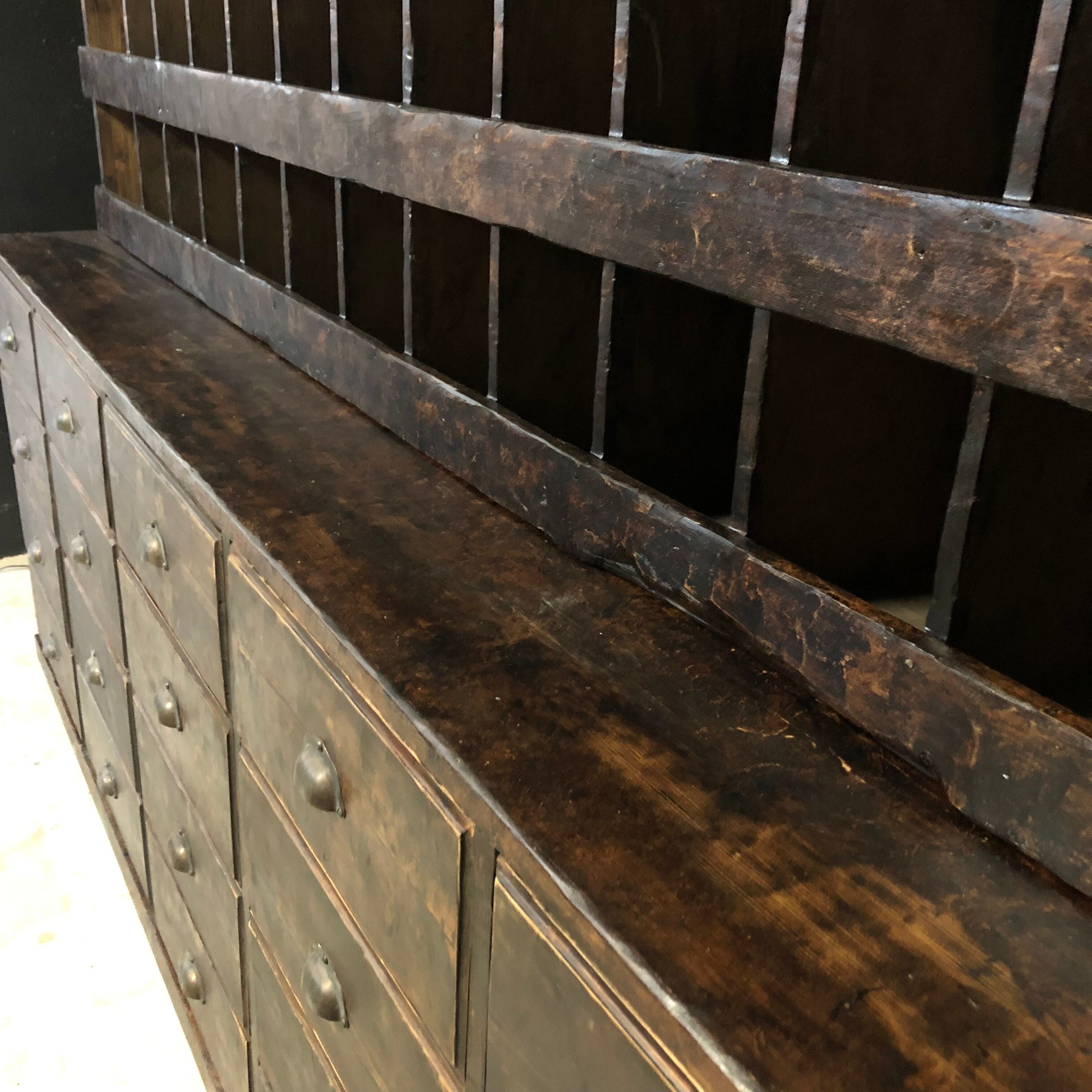 Meuble de métier à tiroirs et casiers
