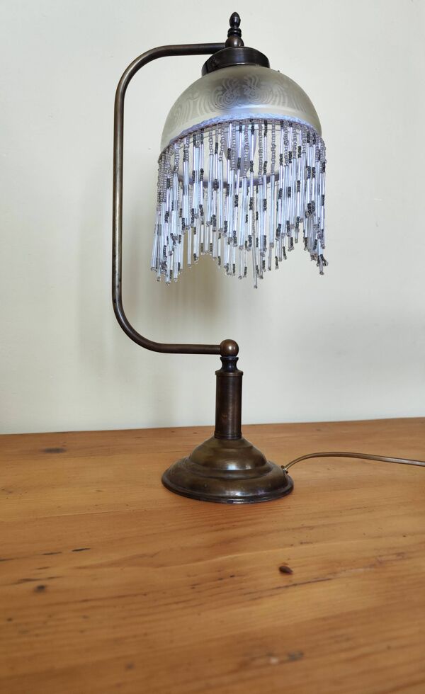 Lampe rétro laiton et abat jour en verre et franges en perles