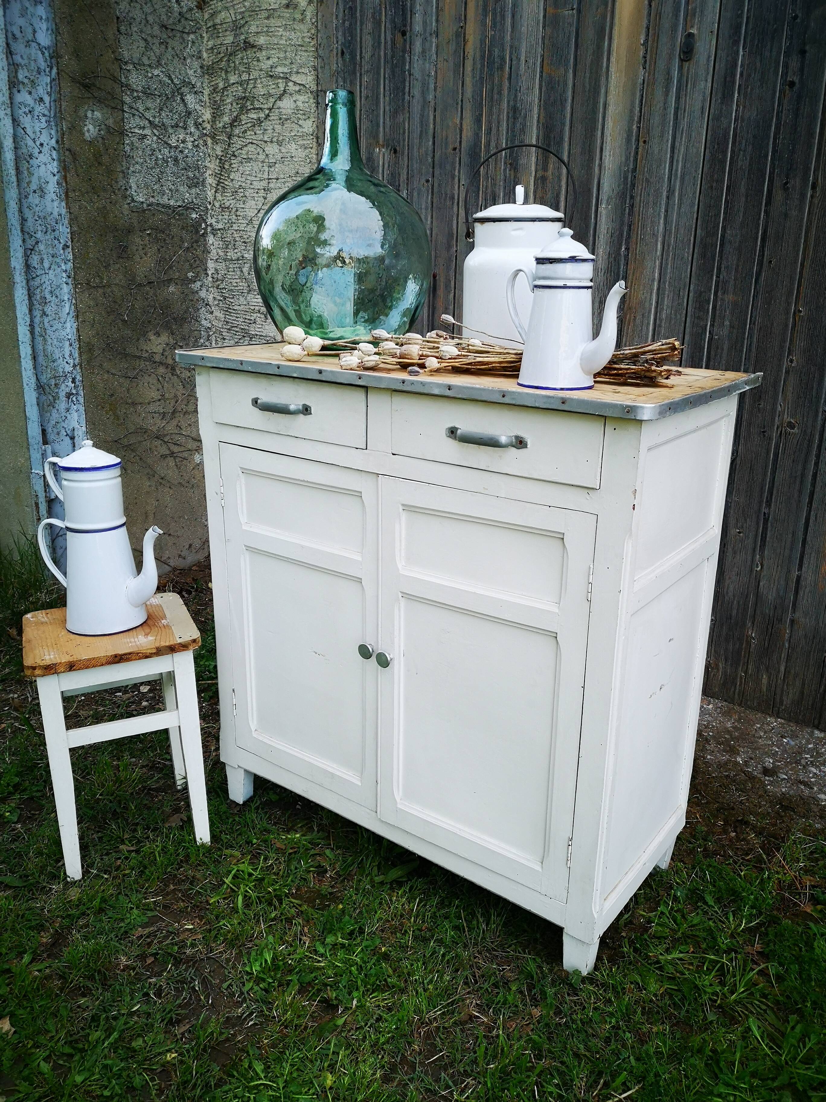 White parisian buffet