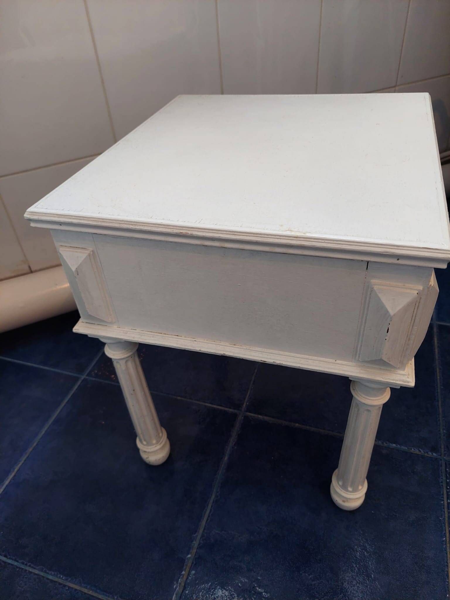 Coffee or night table in white painted wood with colonnade legs and one drawer
