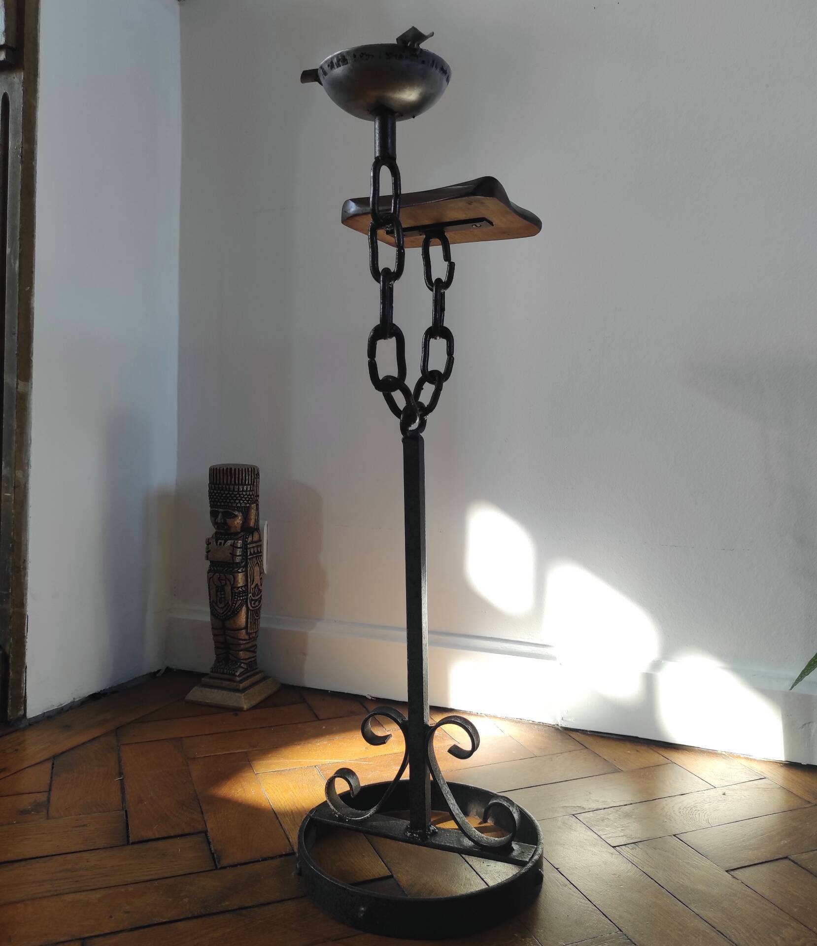 Meuble d'appoint, cendrier brutaliste en fer forgé et bois