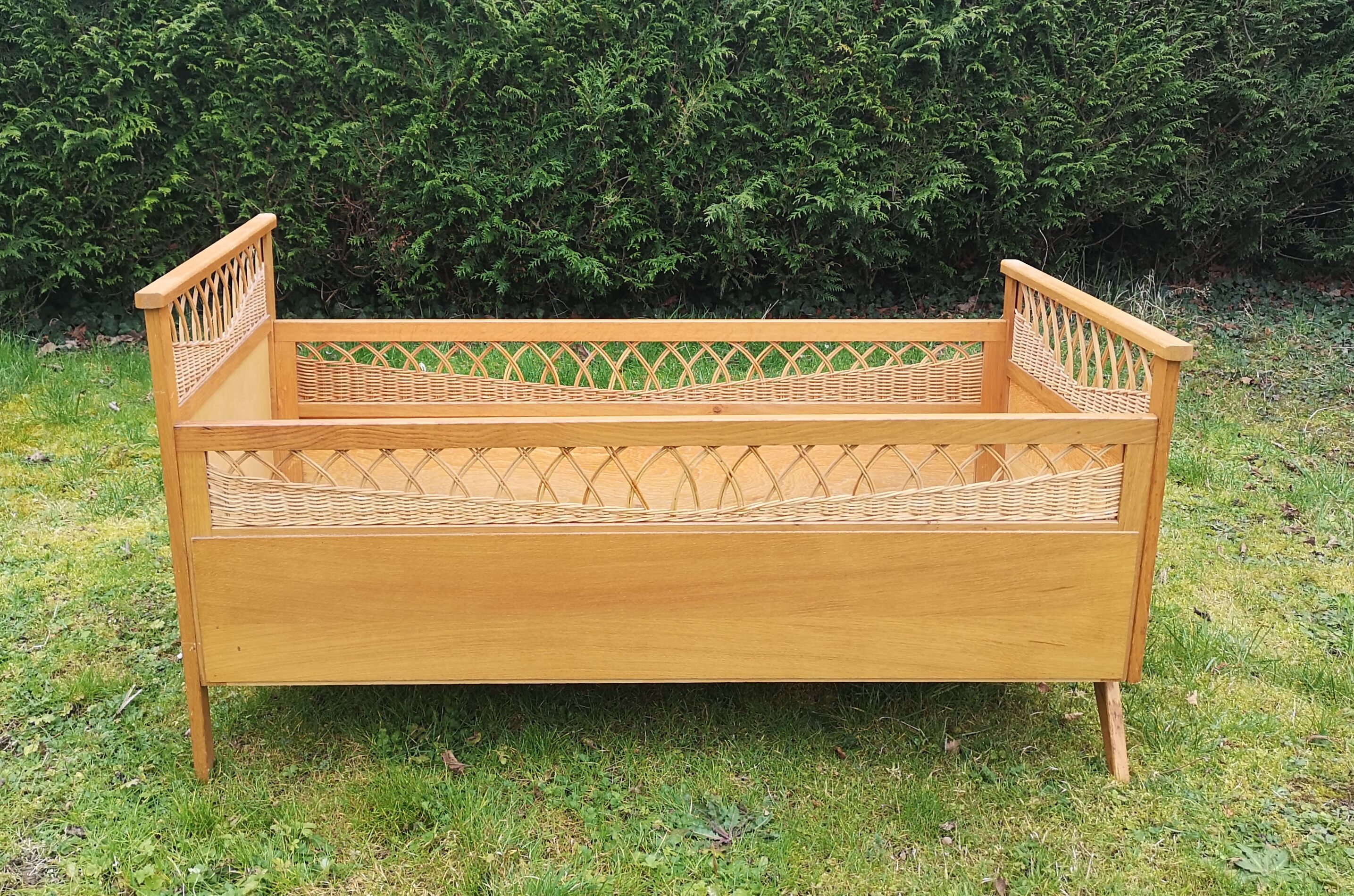 Lit bébé enfant rotin pieds compas 50 60 vintage