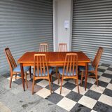 Extendable teak table