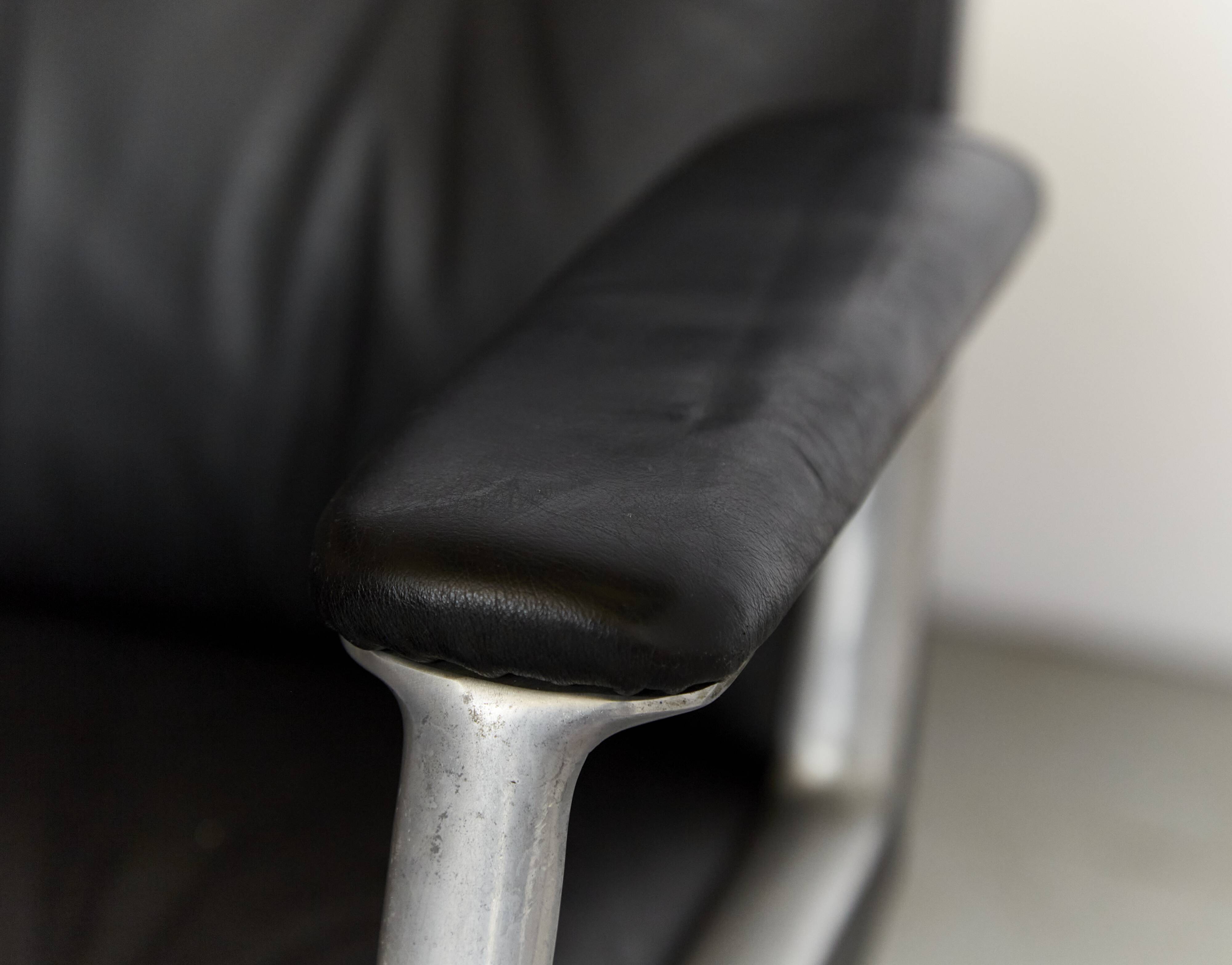 Osvaldo Borsani swivel Chair P125 for Tecno Milano