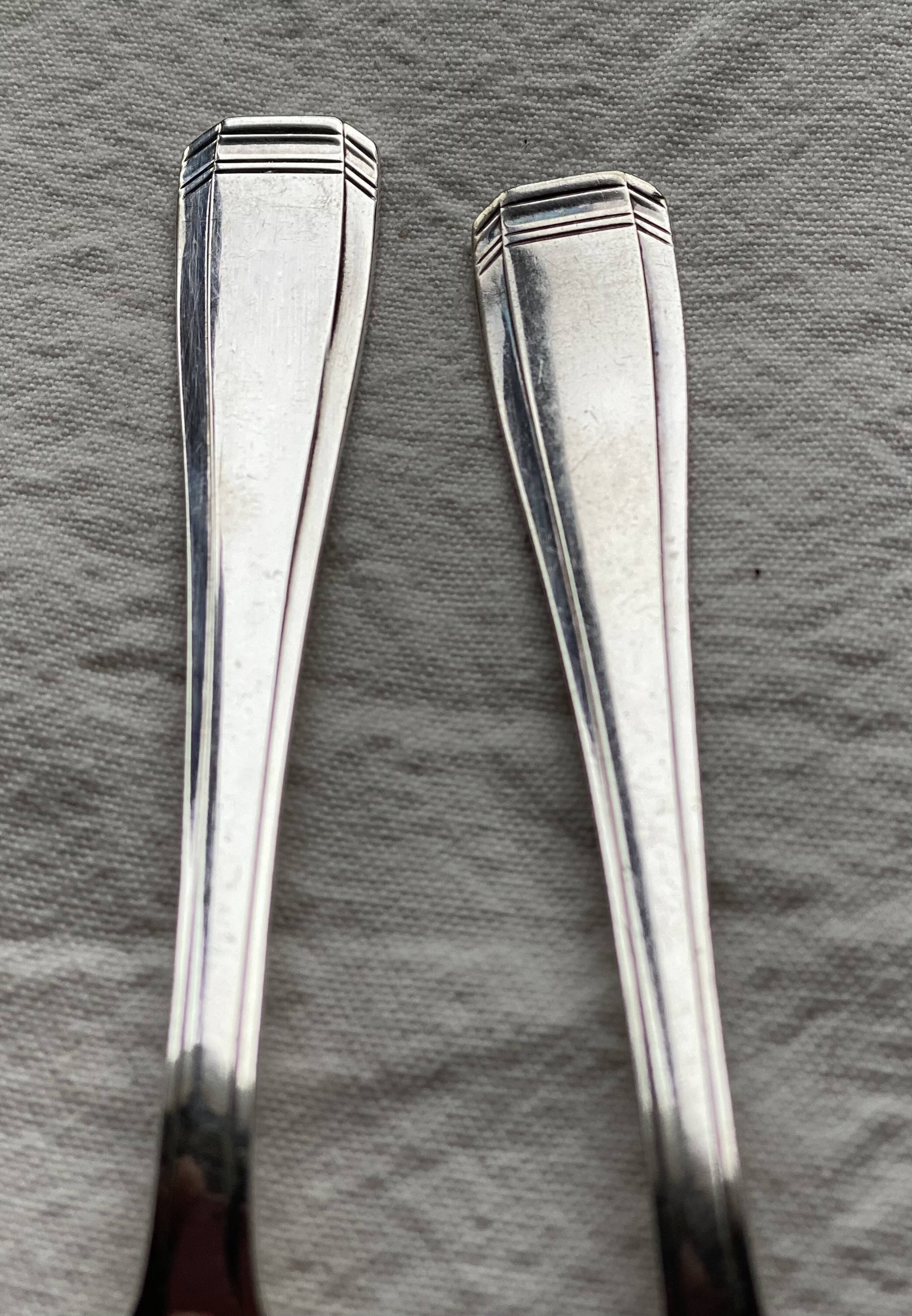 Set of 12 silver-plated metal Art Deco teaspoons.