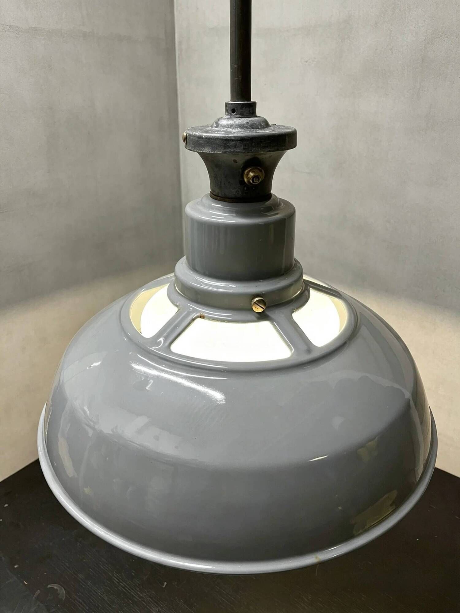 Luminaires en émail de grande taille des années 1930 avec diffuseurs en opaline par Benjamin
