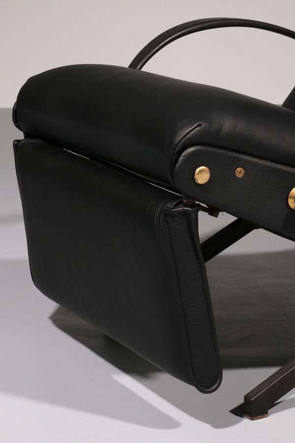 Fauteuil relax réglable en cuir noir italien P40 par Osvaldo Borsani Tecno.