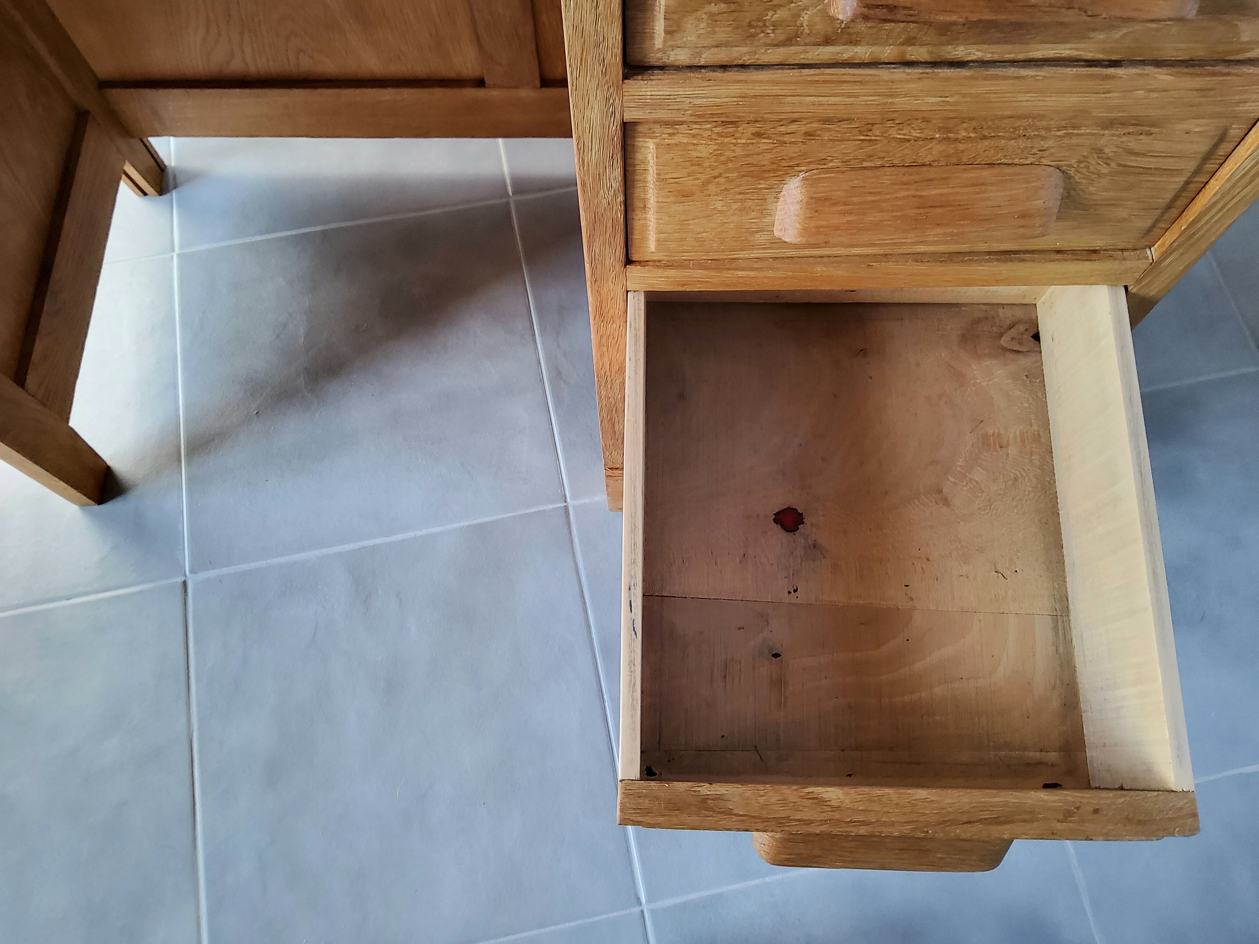 Expandable child desk