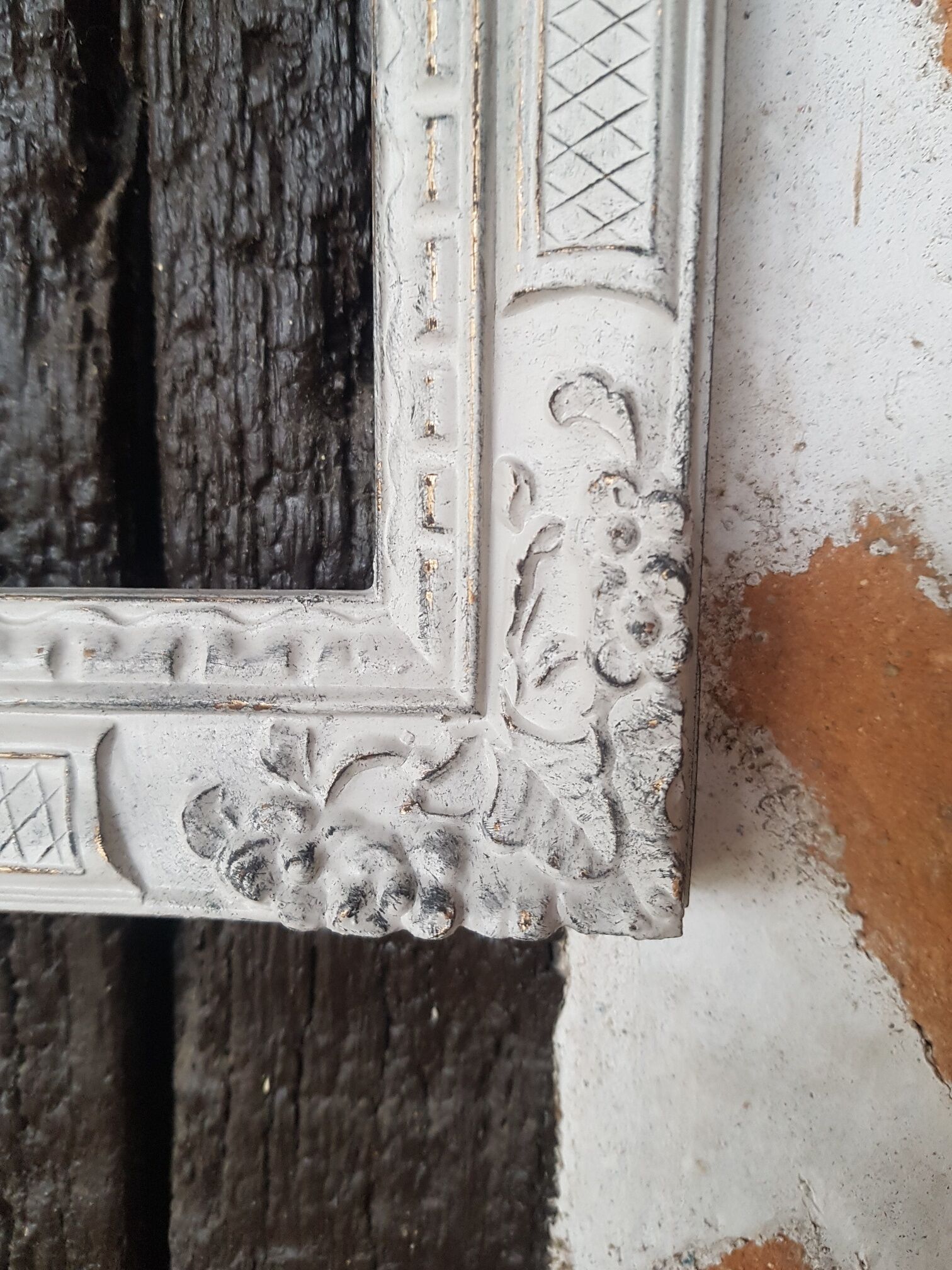 Linen patinated molded frame