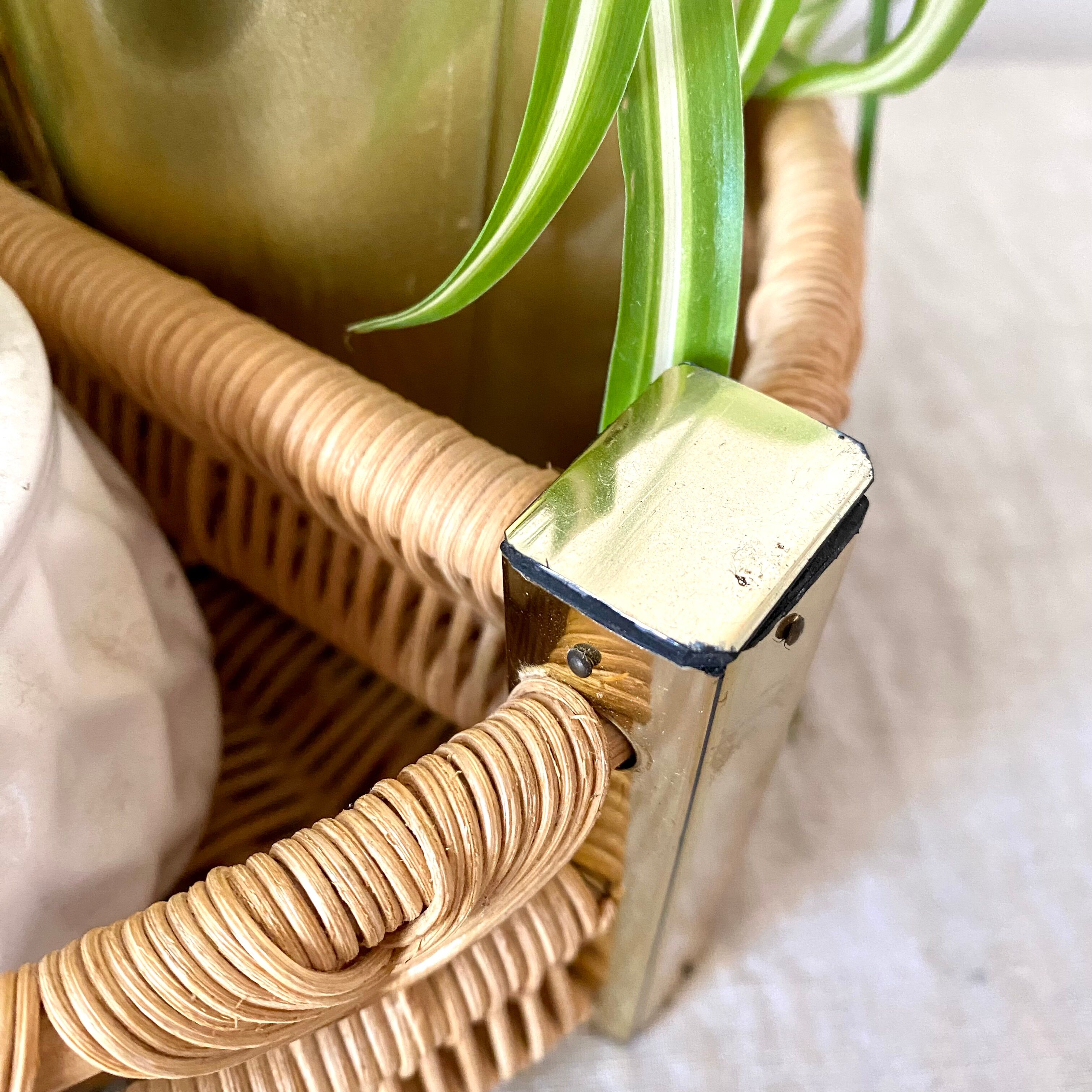 Porte bouteilles vintage , porte plantes en rotin tressé