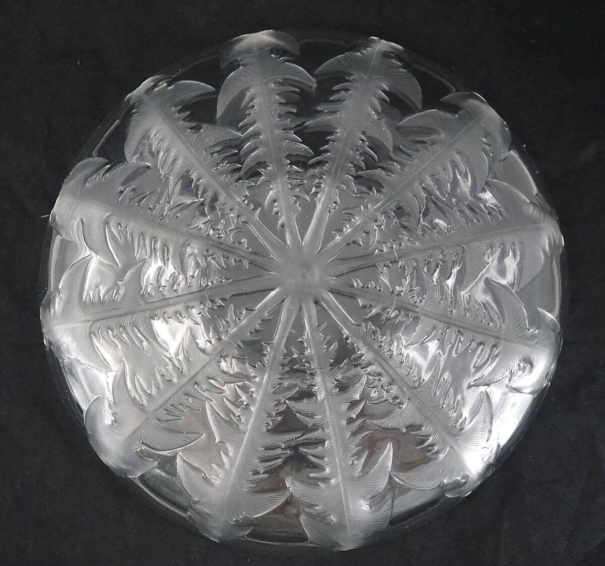 Dandelion cup signed Lalique VDA, glassware from Alsace