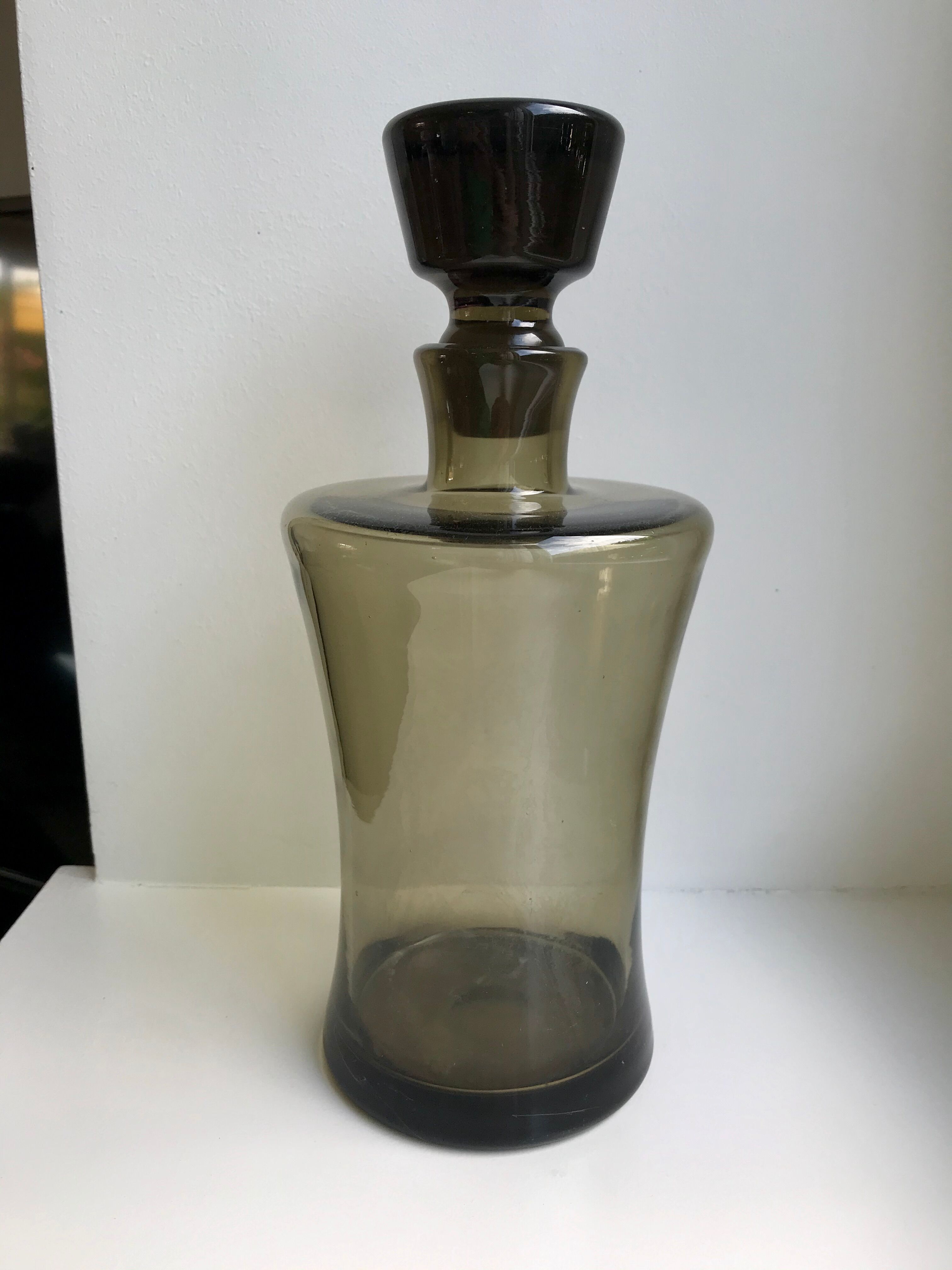 Carafe en verre fumé années 70