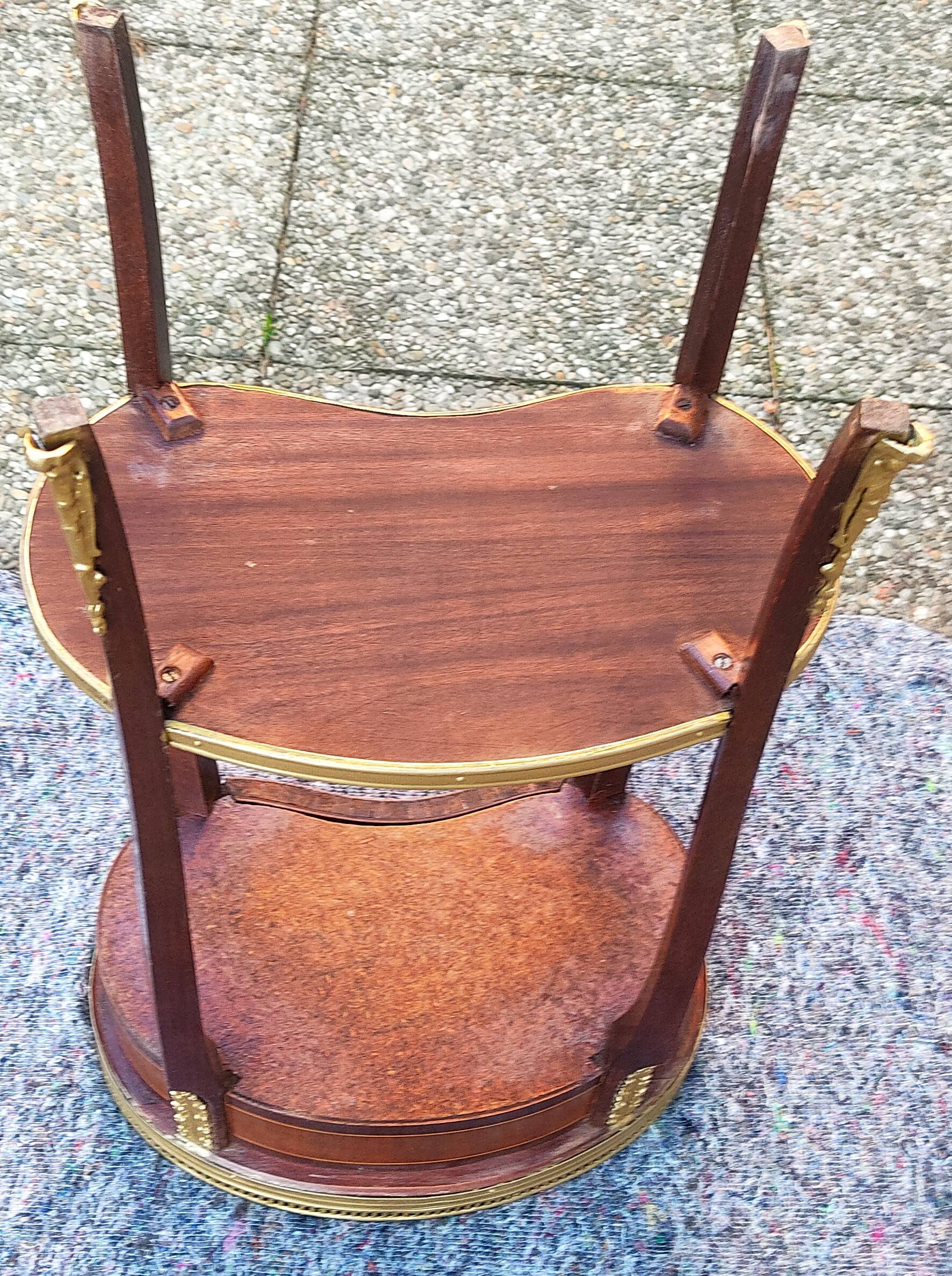 Louis XVI period pedestal table, in solid mahogany and veneer, and in gilded bronze.