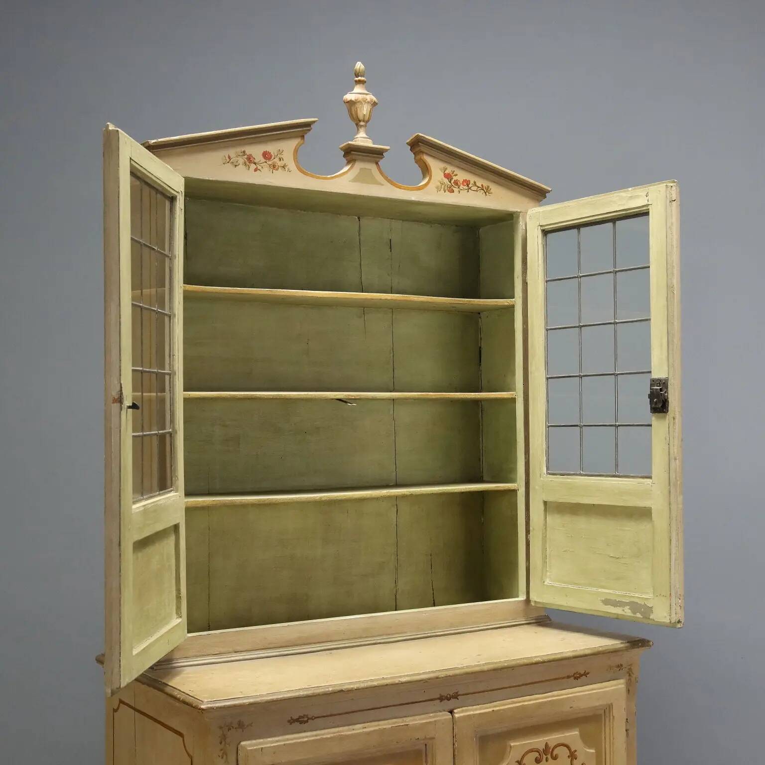 Buffet baroque ancien en bois laqué XVIIIe siècle
