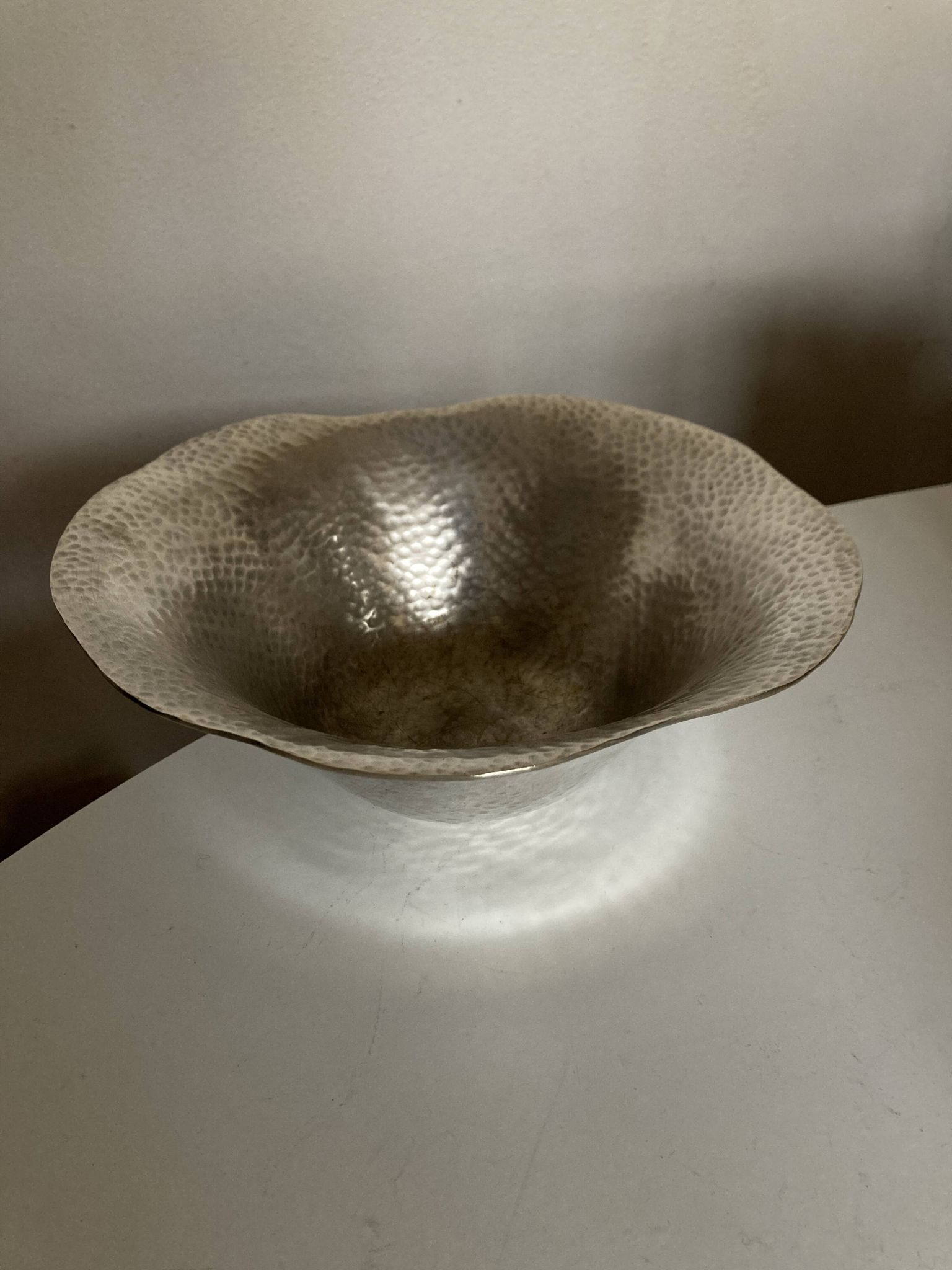 Coupe centre de table en métal argenté martelé forme libre 1980