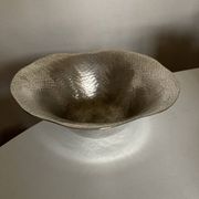 Coupe centre de table en métal argenté martelé forme libre 1980