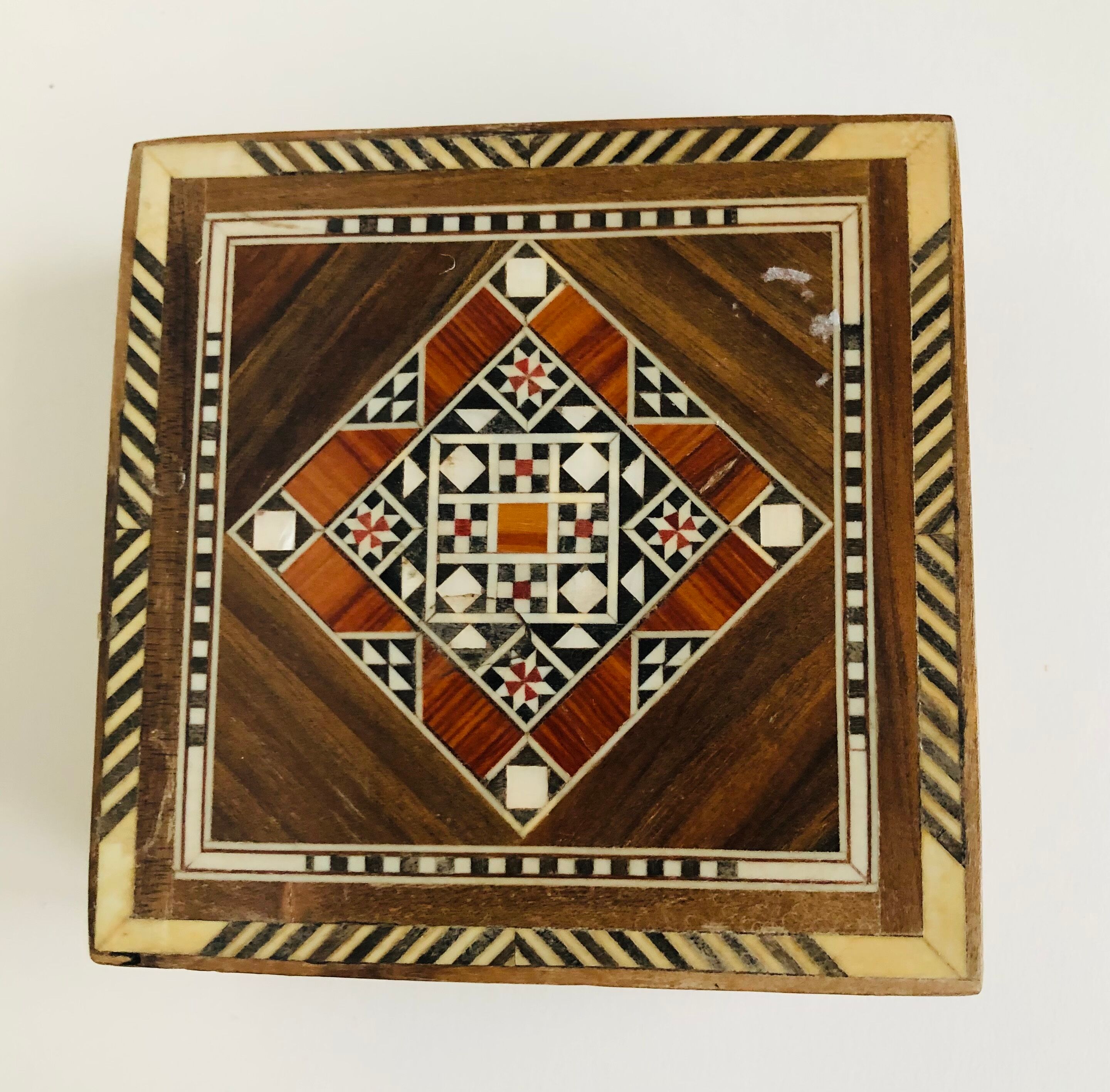 Jewelry box in wooden marquetry
