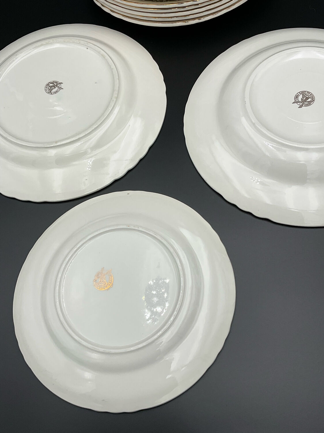 Porcelain plates signed moulin des loups 18 pieces